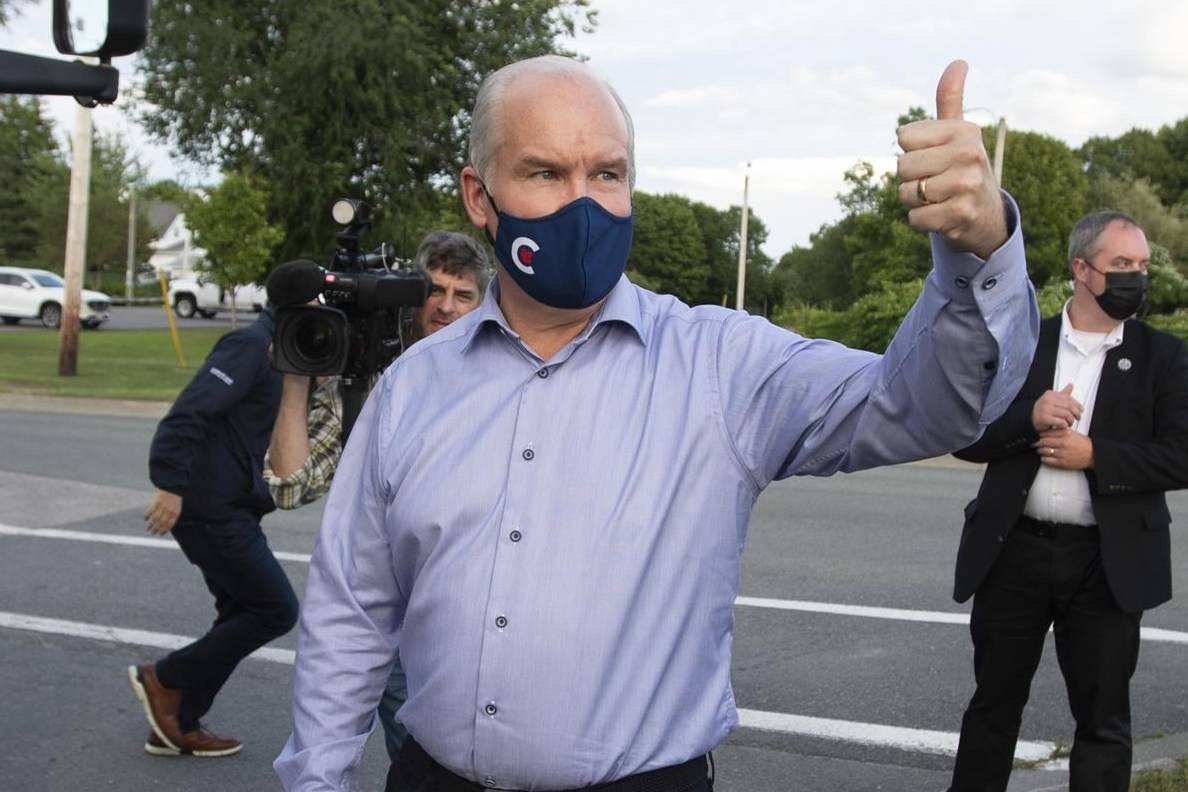 Conservative Leader Erin O’Toole gives a thumbs up to supporters after a campaign rally Friday, August 27, 2021 in Sydney, NS. THE CANADIAN PRESS/Ryan Remiorz