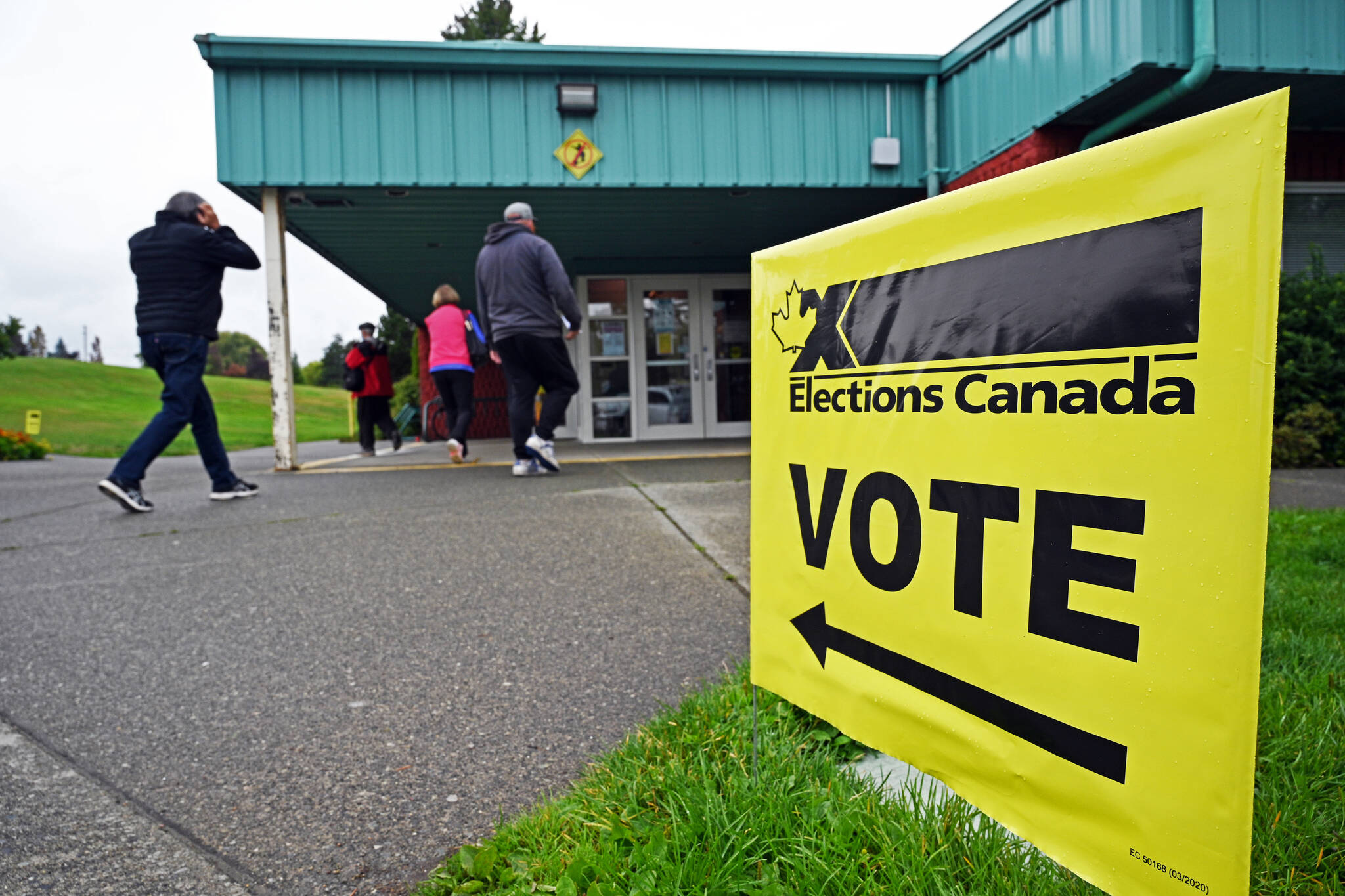 Residents head to the polling station at the Willow Point Sportsplex in Campbell River to vote in the 2021 federal election on Sept. 20, 2021. Photo by Sean Feagan / Campbell River Mirror.