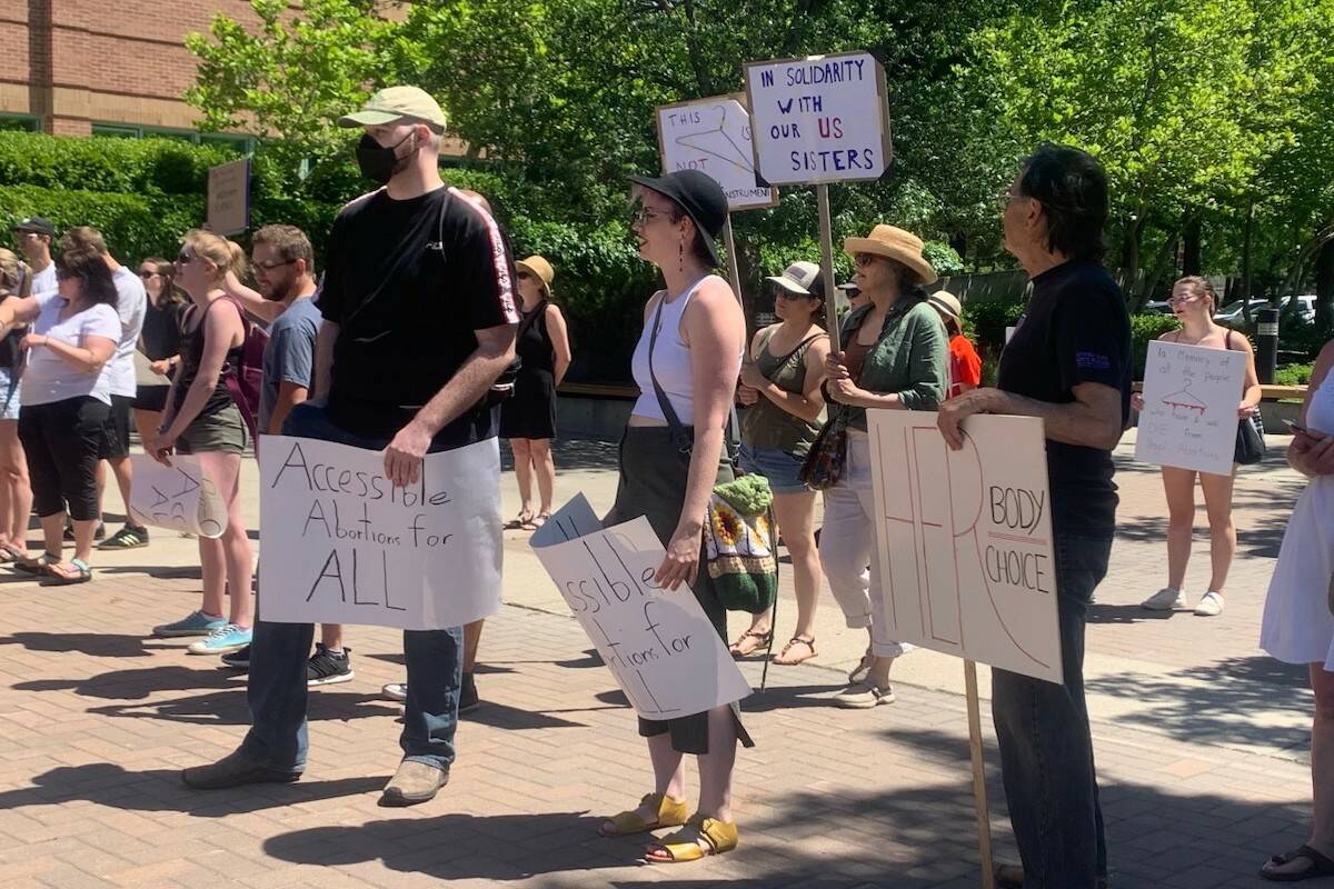 Pro-choice protestors outside Kelowna’s courthouse on June 26, 2022 following the overturn of a 1973 U.S. Supreme Court ruling that unduly restrictive state regulations on abortion are unconstitutional (Brittany Webster - Black Press)