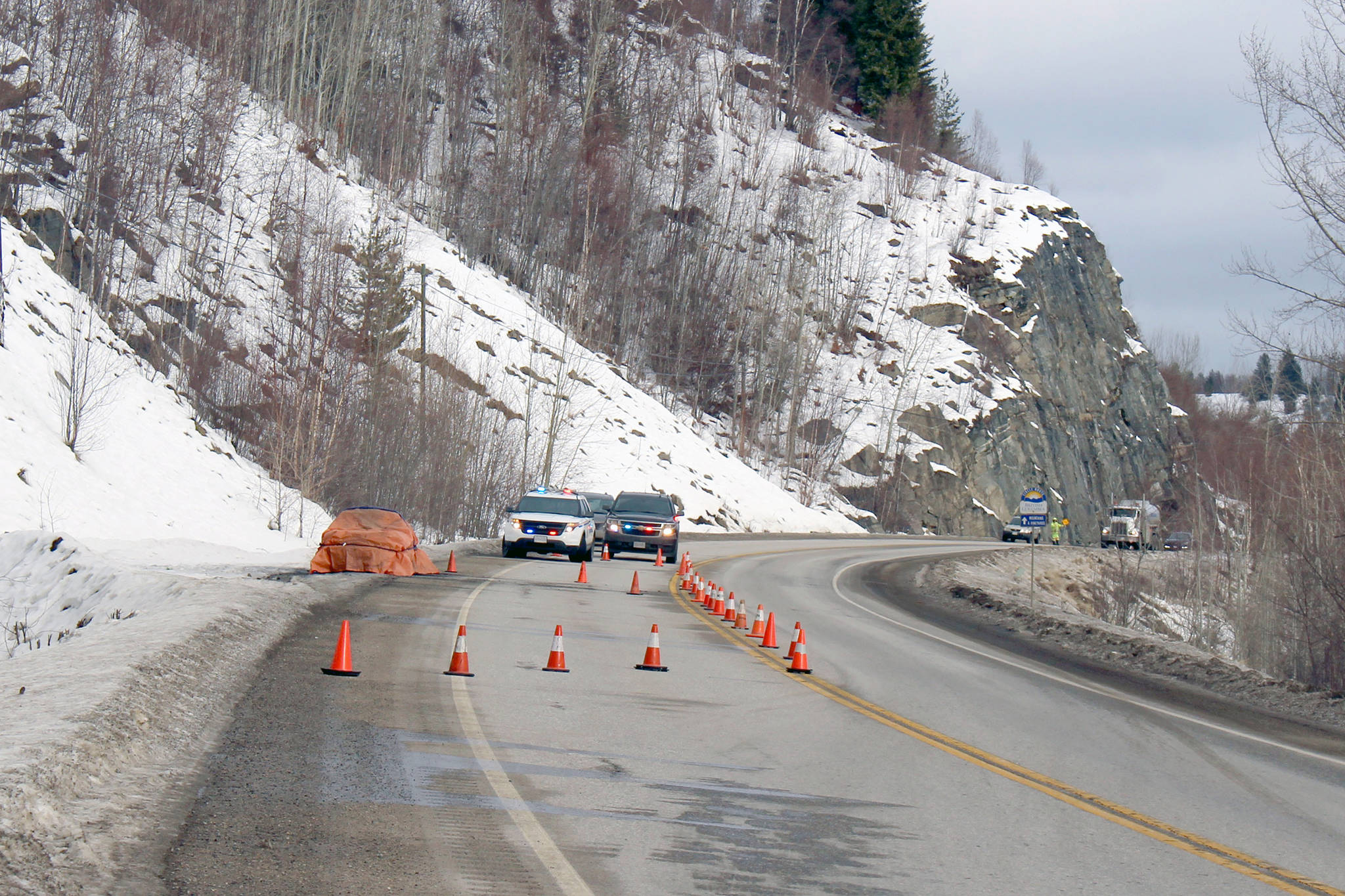 The body found in the 1999 Honda Civic found burning on the side of Hwy 22 on Jan 14 has been identified. (Chelsea Novak/Castlegar News)