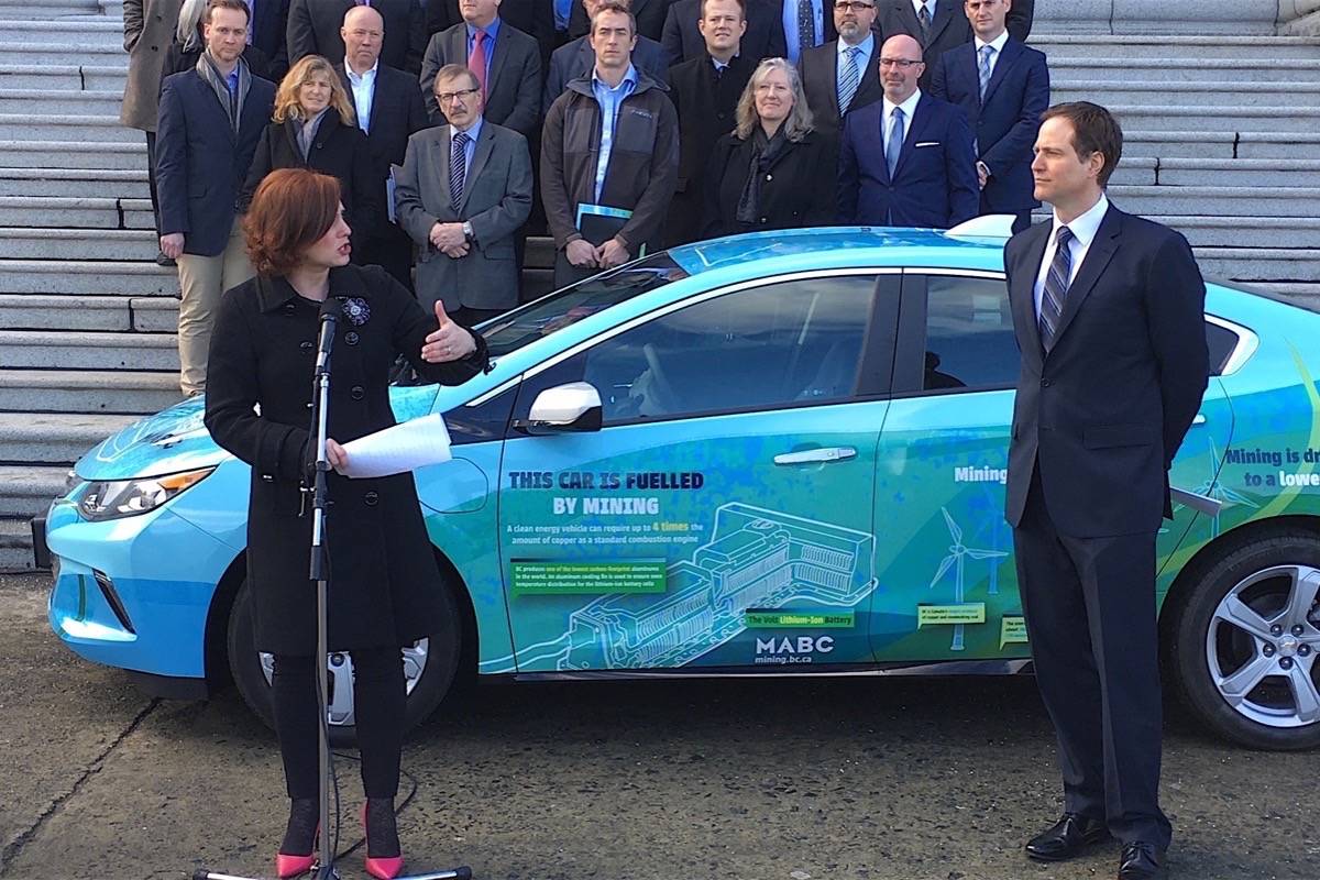 Energy, Mines and Petroleum Resources Minister Michelle Mungall and Bryan Cox, CEO of he Mining Association of B.C., discuss the rising demand for minerals to supply the electric car industry, B.C. legislature, Feb. 26, 2018. (Tom Fletcher/Black Press)