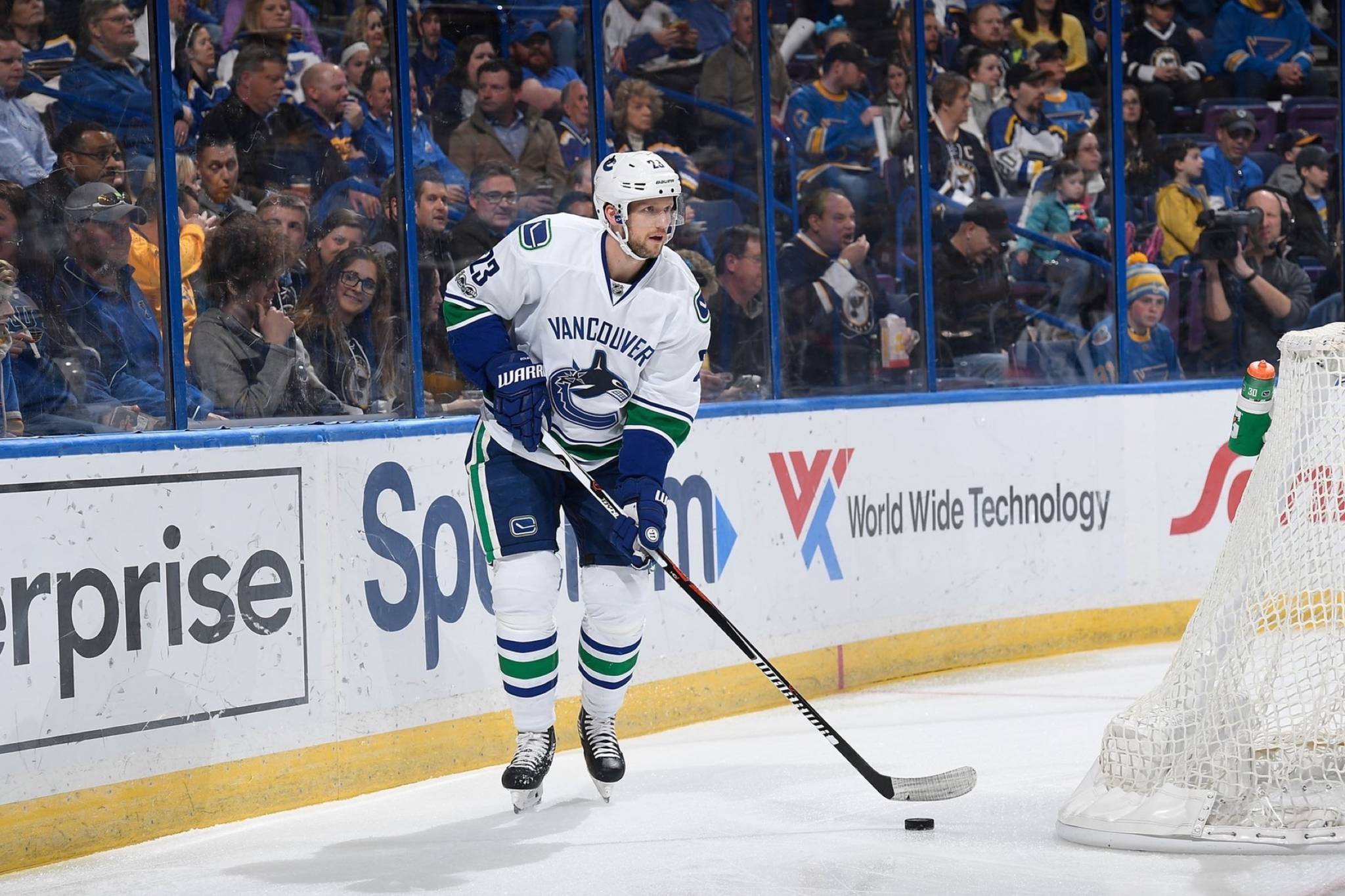 Canucks’ defenseman, Alex Edler, corals the puck behind his own net on Friday as the Canucks fall 4-1 to the Blues (via @Canucks/Twitter)