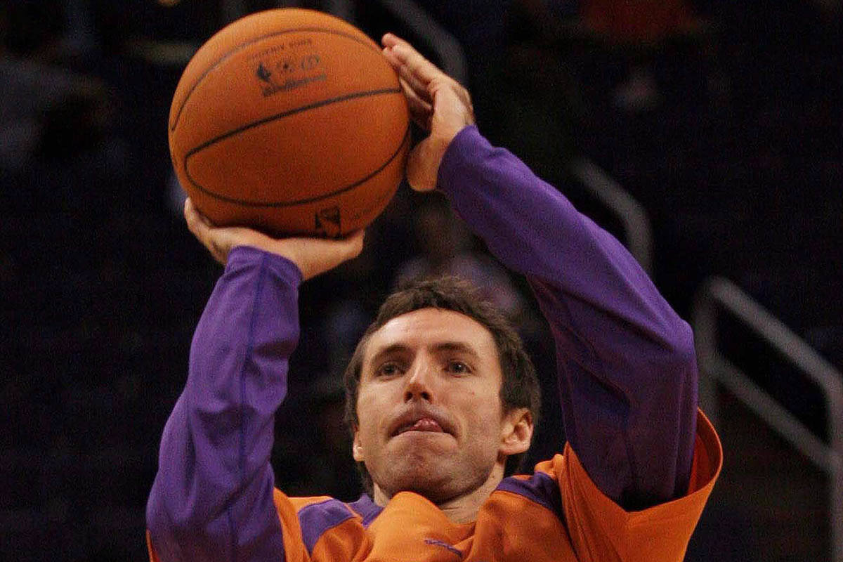 Phoenix Suns guard Steve Nash warms up prior to their NBA game against the Toronto Raptors, Tuesday, Dec. 19, 2006, in Phoenix. The Toronto Raptors are singing the praises of star Canadian basketball player Nash, who is expected to be named to the sport’s hall of fame on Saturday. THE CANADIAN PRESS/AP/Roy Dabner