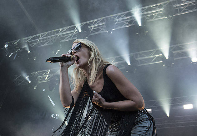 Emily Haines Metric lead singer and keyboardist Emily Haines performs at Rock the Shores in Colwood. (Arnold Lim/Black Press)