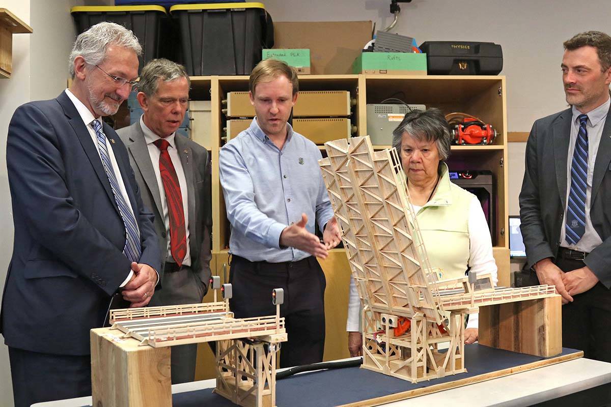 Nanaimo MLA Leonard Krog, Nanaimo-North Cowichan MLA Doug Routley, VIU engineering transfer student Allan Stenlund, VIU elder-in-residence Geraldine Manson and VIU engineering program chairman Brian Dick look over engineering students’ class work Wednesday morning. VANCOUVER ISLAND UNIVERSITY photo