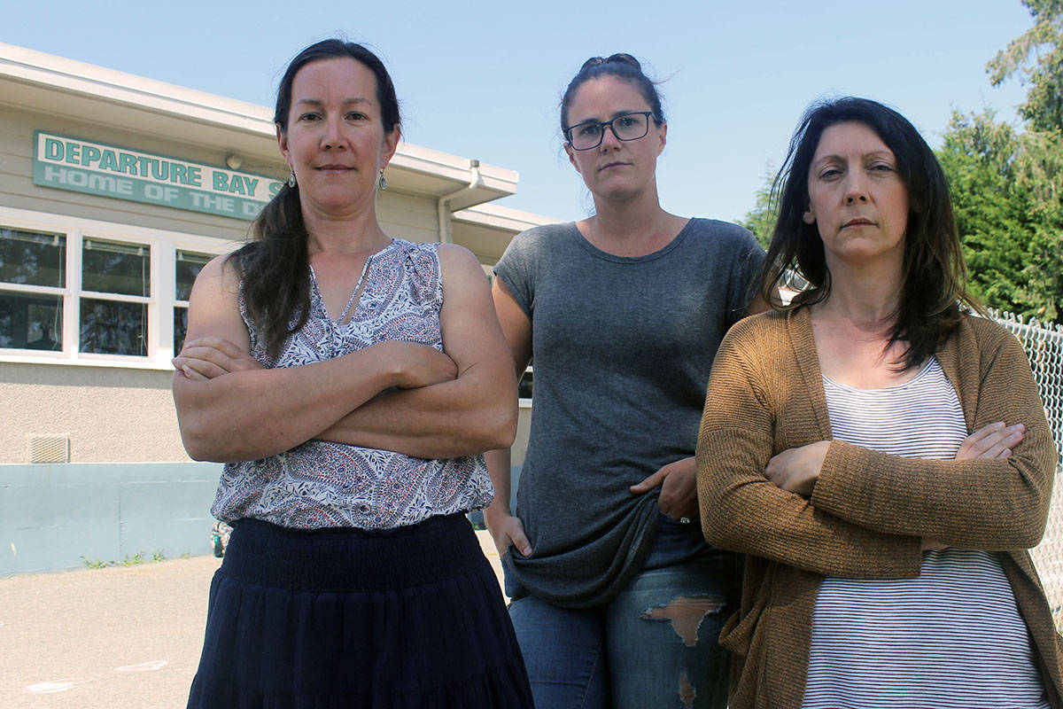 Nanaimo parents Jennifer Smith, Kelsey Thomas and Michelle Fairbanks are concerned a district policy on out-of-catchment students could put them in the position of having to either pull their children from Departure Bay Eco School to keep siblings together, or separate siblings in two different schools. TAMARA CUNNINGHAM/News Bulletin