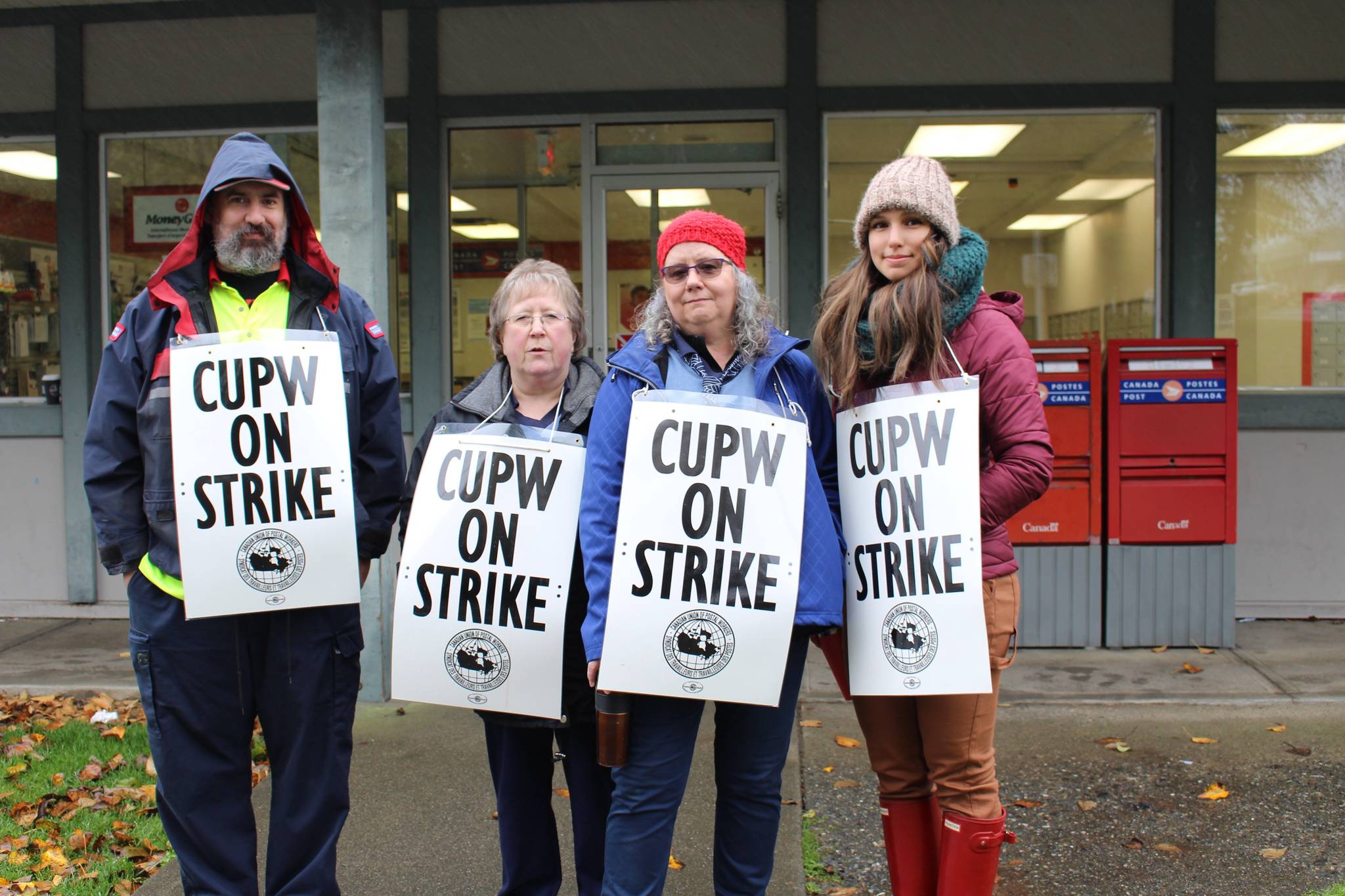 THOMAS KERVIN PHOTO                                Four CUPW union members begun their strike today in Port Hardy.