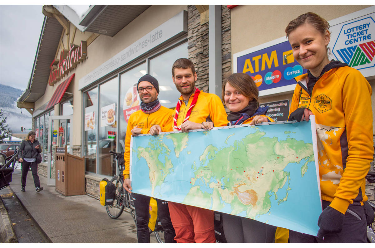 The bikers hold a map of the relay. From left to right: Wojlek Wrzesniak, Maciek Skiba, Monika Korbecka, and Jagoda Popiolek.