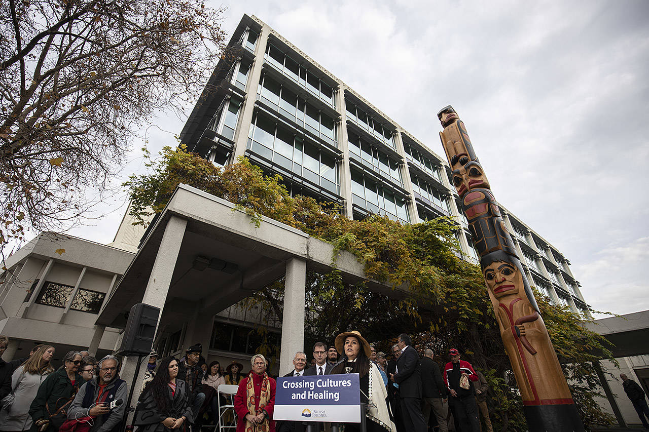 A new totem pole was unveiled at the Ministry of Health and Mental Health building at 1515 Blanshard St. (Arnold Lim/Black Press)