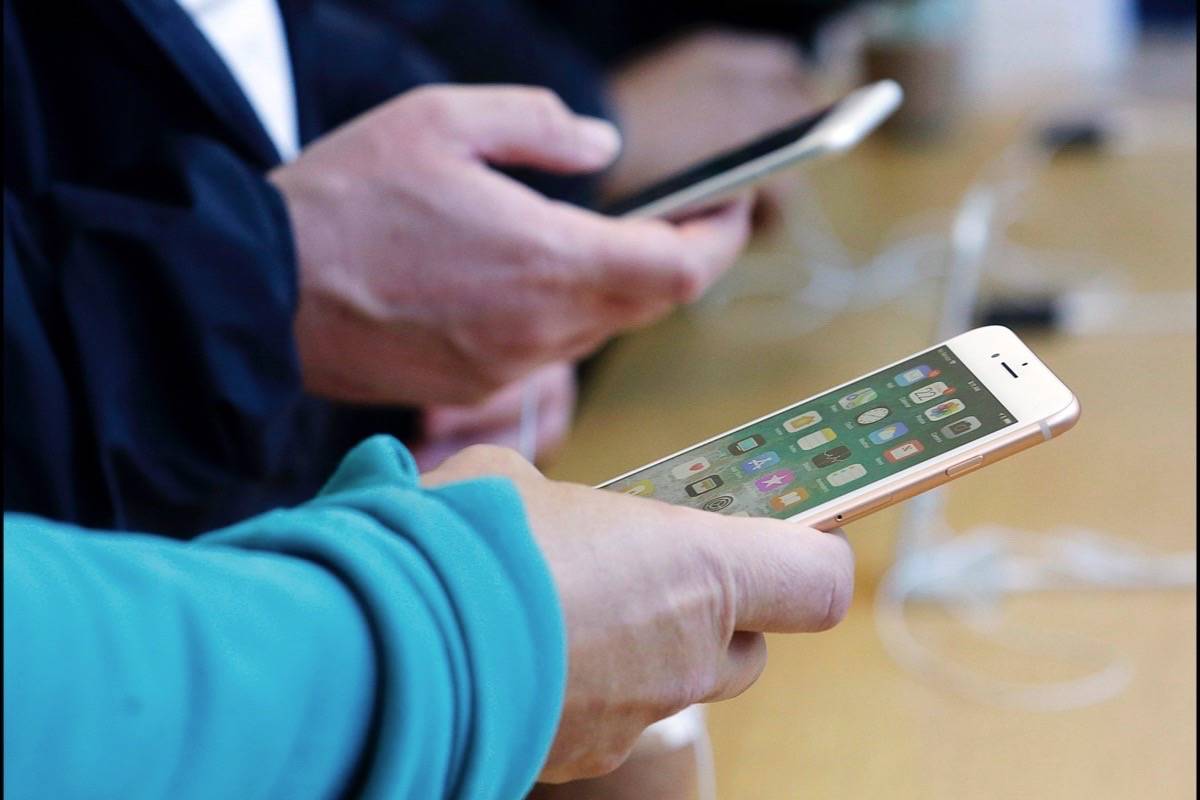 Canadians made 40 per cent of online purchases on mobile devices in 2018. (Black Press File).                                Canadians made 40 per cent of online purchases on mobile devices in 2018. (Black Press File).