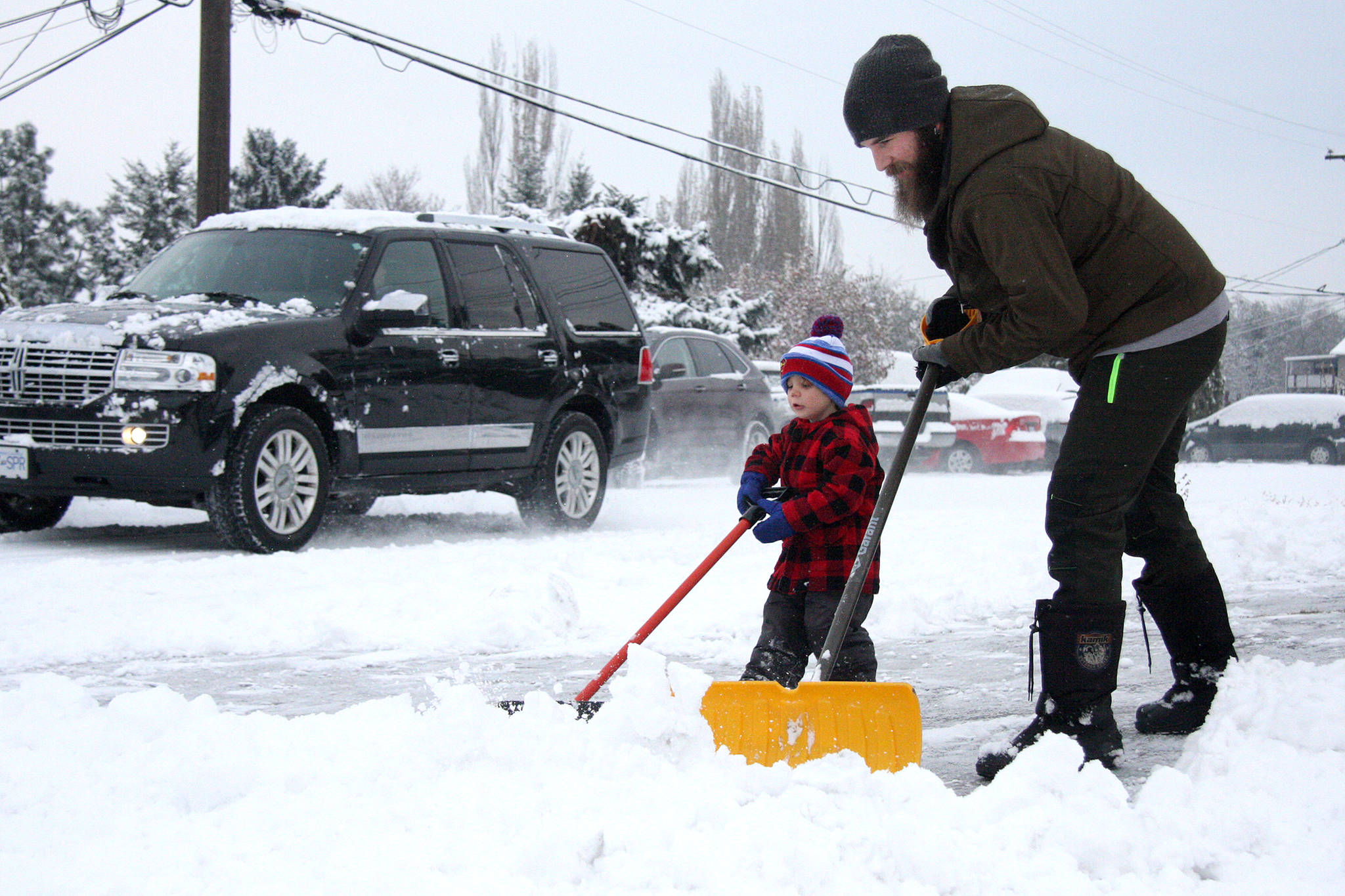 Snow shovel woes: How to avoid injuries in the day-to-day of winter