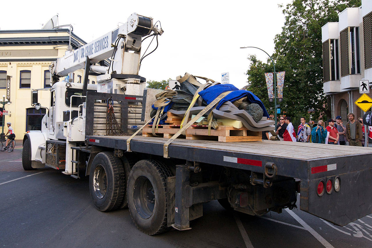 People shouted in protest and cheered in joy as the Sir John A. Macdonald statue was removed from Victoria’s City Hall on Aug. 11, 2018 (Nicole Crescenzi/News Staff)