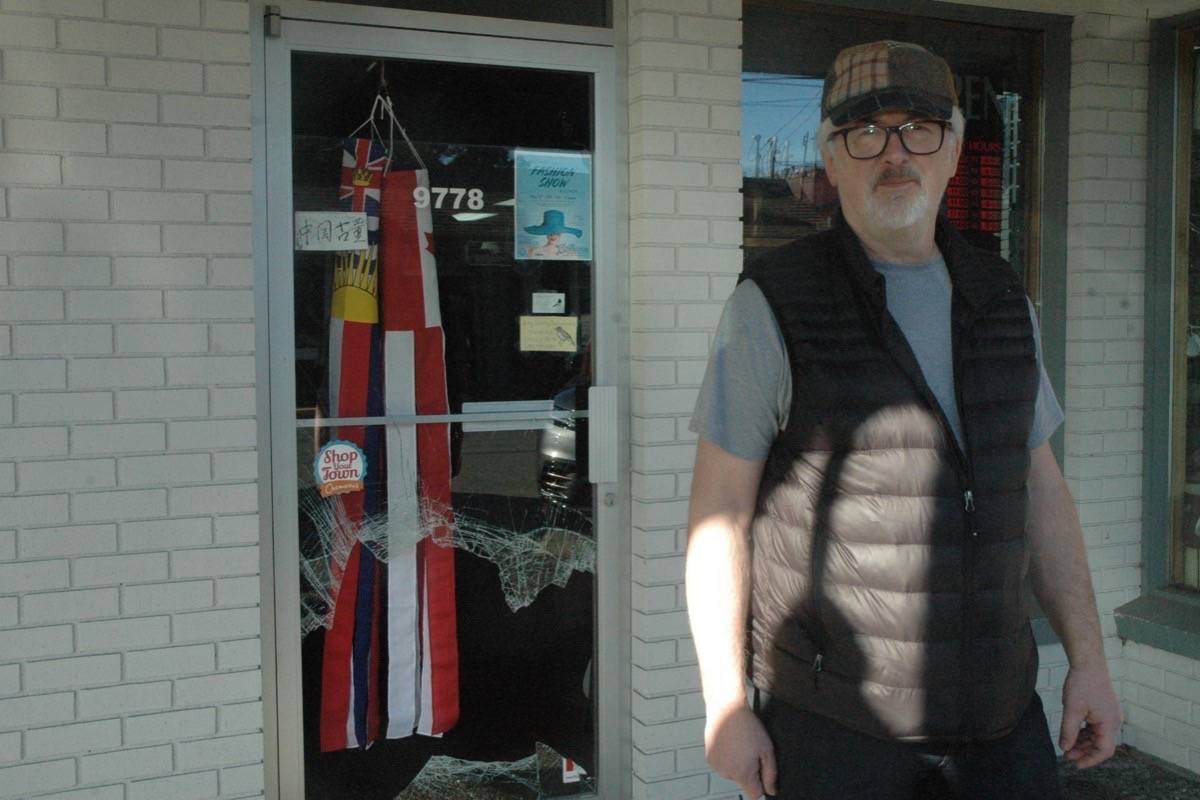 Thieves smash their way into Magpies Antiques on Vancouver Island, steal $30K in jewelry
