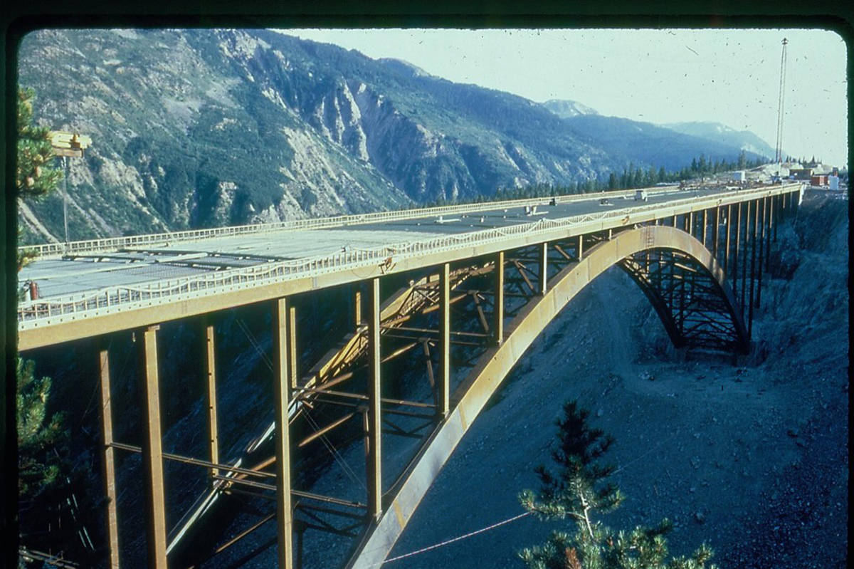 Construction of the Dry Gulch Bridge on the Coquihalla Highway. (TransBC)