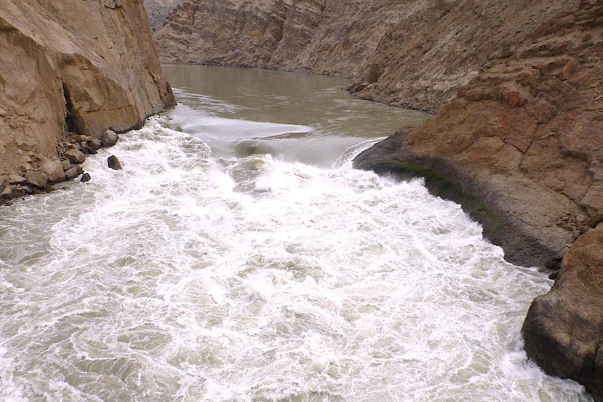 Extreme turbulence at the site of the slide in the Fraser River near Big Bar is blocking fish passage. (Submitted)