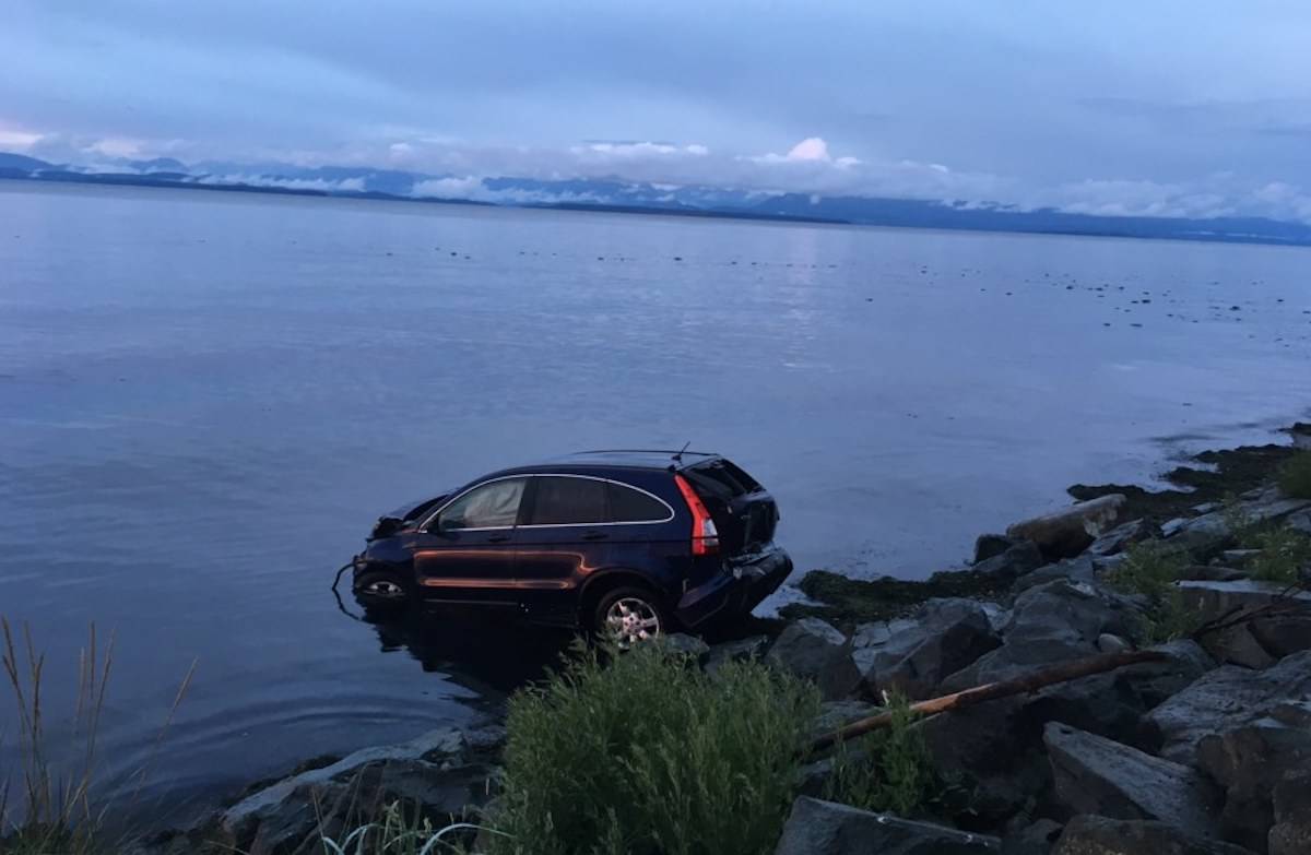 SUV in the ocean at Oyster Bay south of Campbell River, July 18, 2019. Photo by David Gordon Koch/Campbell River Mirror