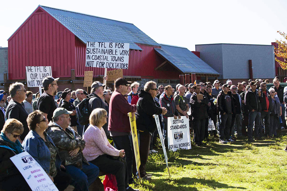 United Steelworkers Local 1-1937 held a rally at Western Forest Products’ office in Campbell River on Sept. 26, 2019. The WFP workers have been on strike since July 1. Photo by Marissa Tiel/Campbell River Mirror