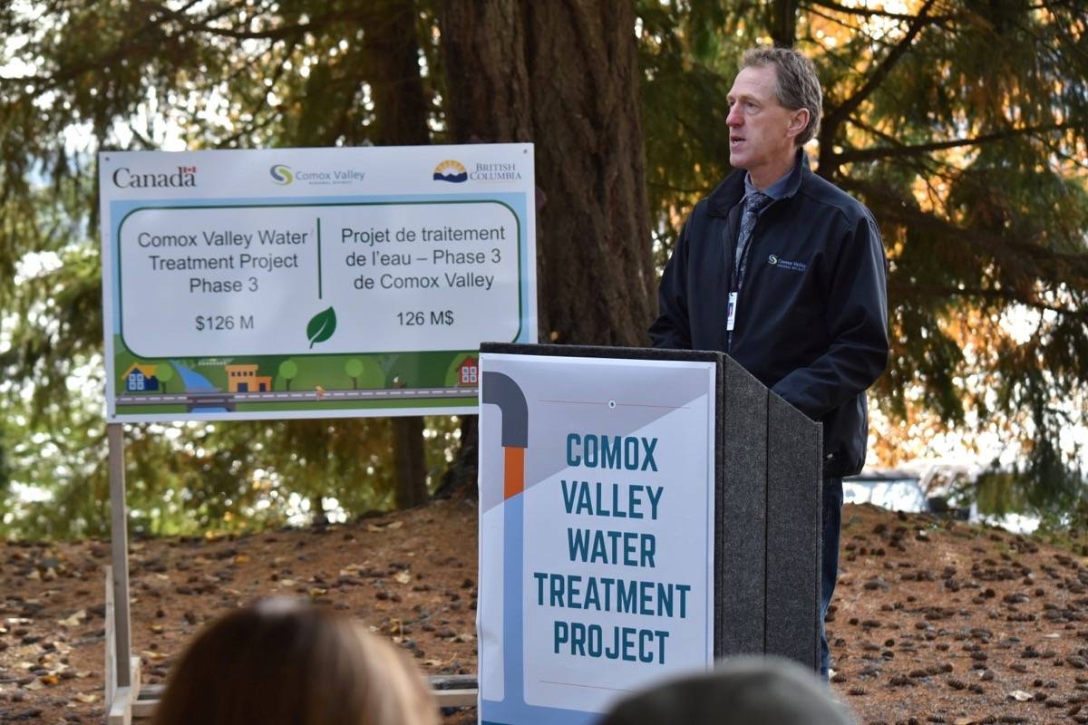 CVRD CAO Russell Dyson addresses a crowd, Wednesday at the Fish and Game Club, next to the new pump station site on Comox Lake. Scott Stanfield photo