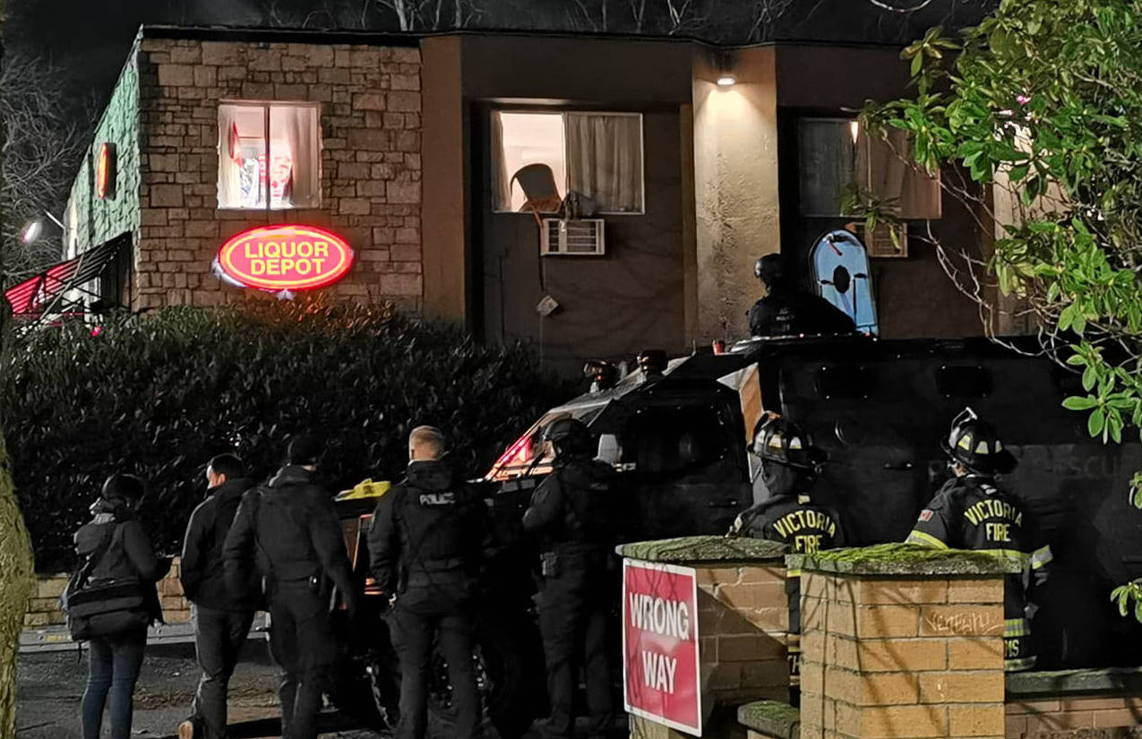 Tactical response team called to Saanich, standoff ends with one man in custody