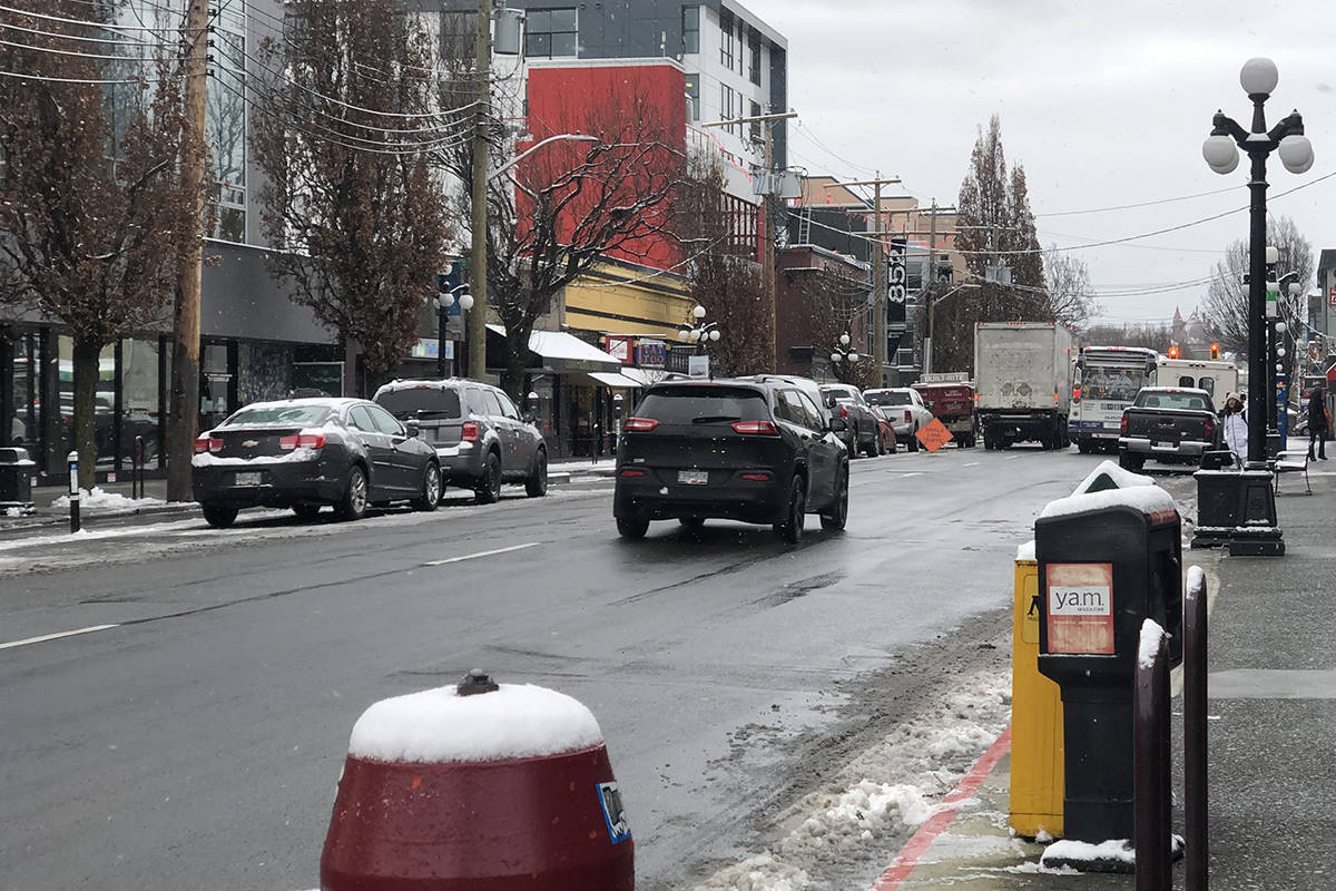 Traffic has not been heavily impacted by the snow so far. (Nina Grossman/ News Staff)