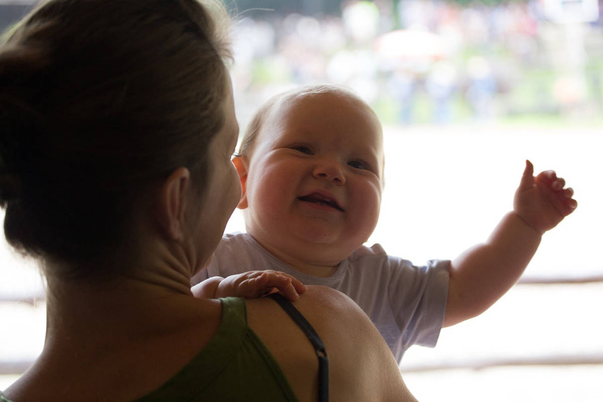 Mother holding baby. (Needpix.com)