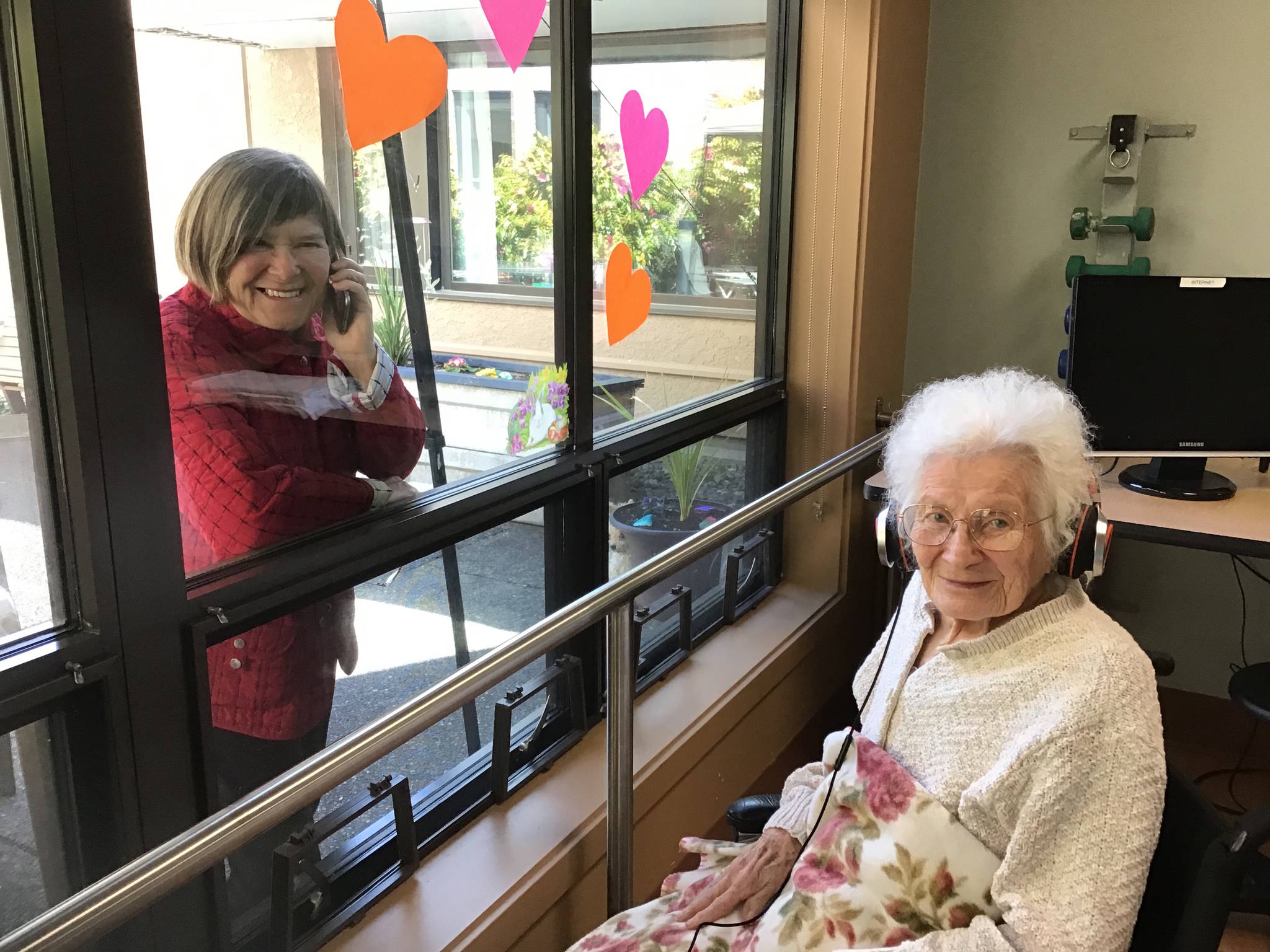 Iris Mullin, a resident at The Views at St. Joseph’s, is paid a visit by her niece Nancy Riva through a window at the long-term care facility. Photo supplied