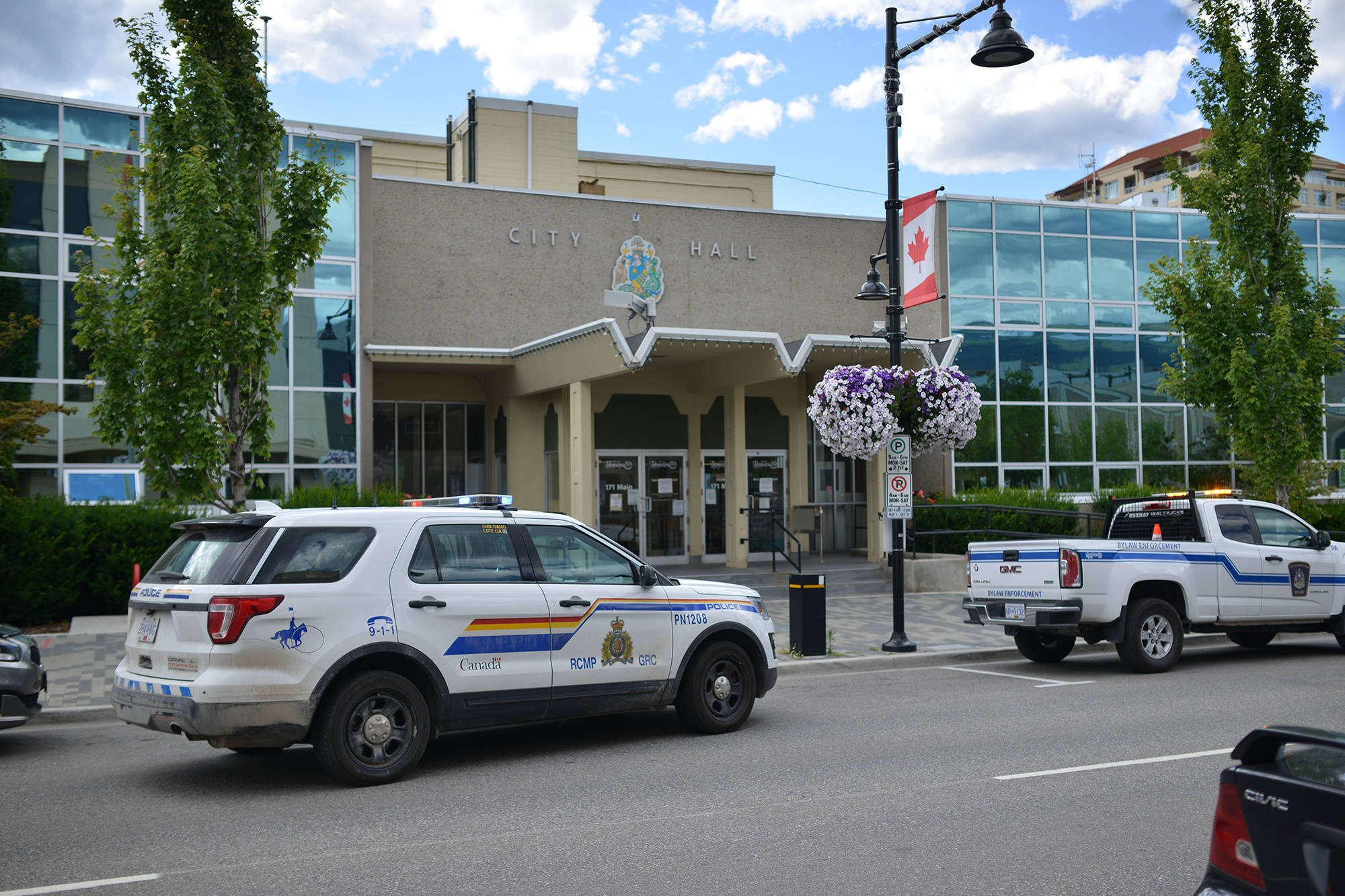 Members of the RCMP attend an incident in Penticton in 2020. (Phil McLachlan - Western News)