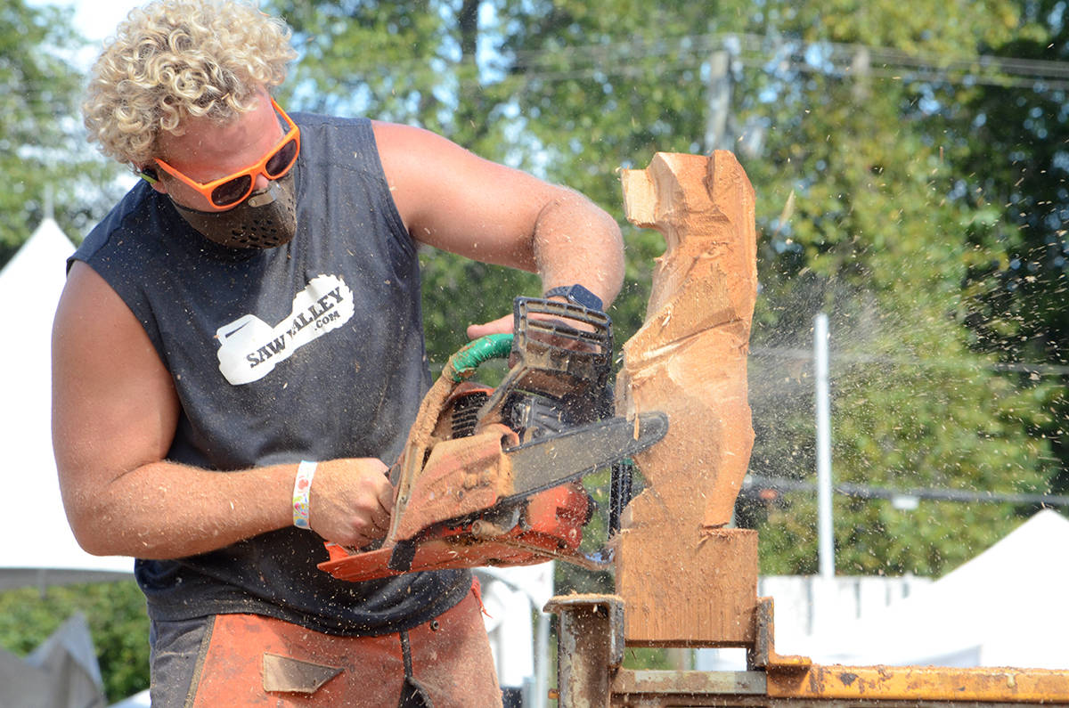 Professional carver Ryan Cook creates a bear with his saw at the CVEX. Photo by Mike Chouinard