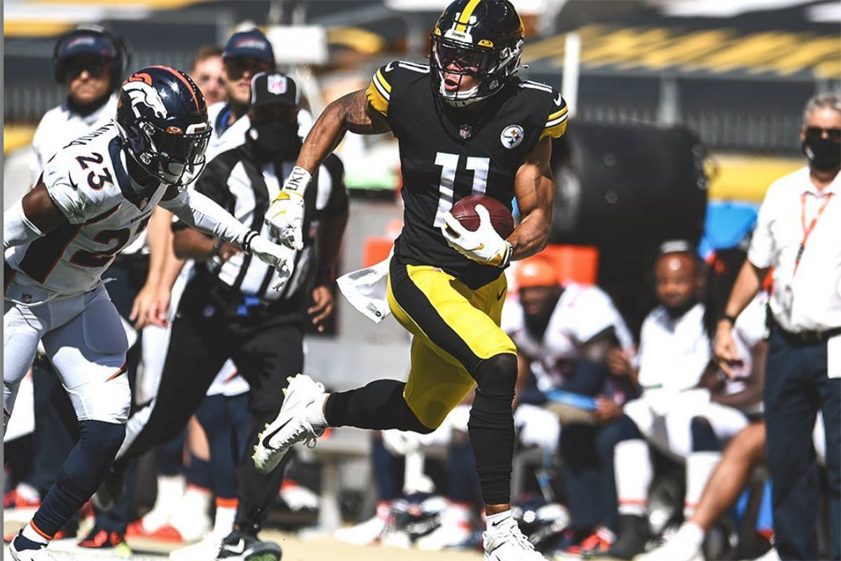 Abbotsford’s Chase Claypool scampers to the end zone en route to his first career NFL touchdown. (Pittsburgh Steelers Instagram)