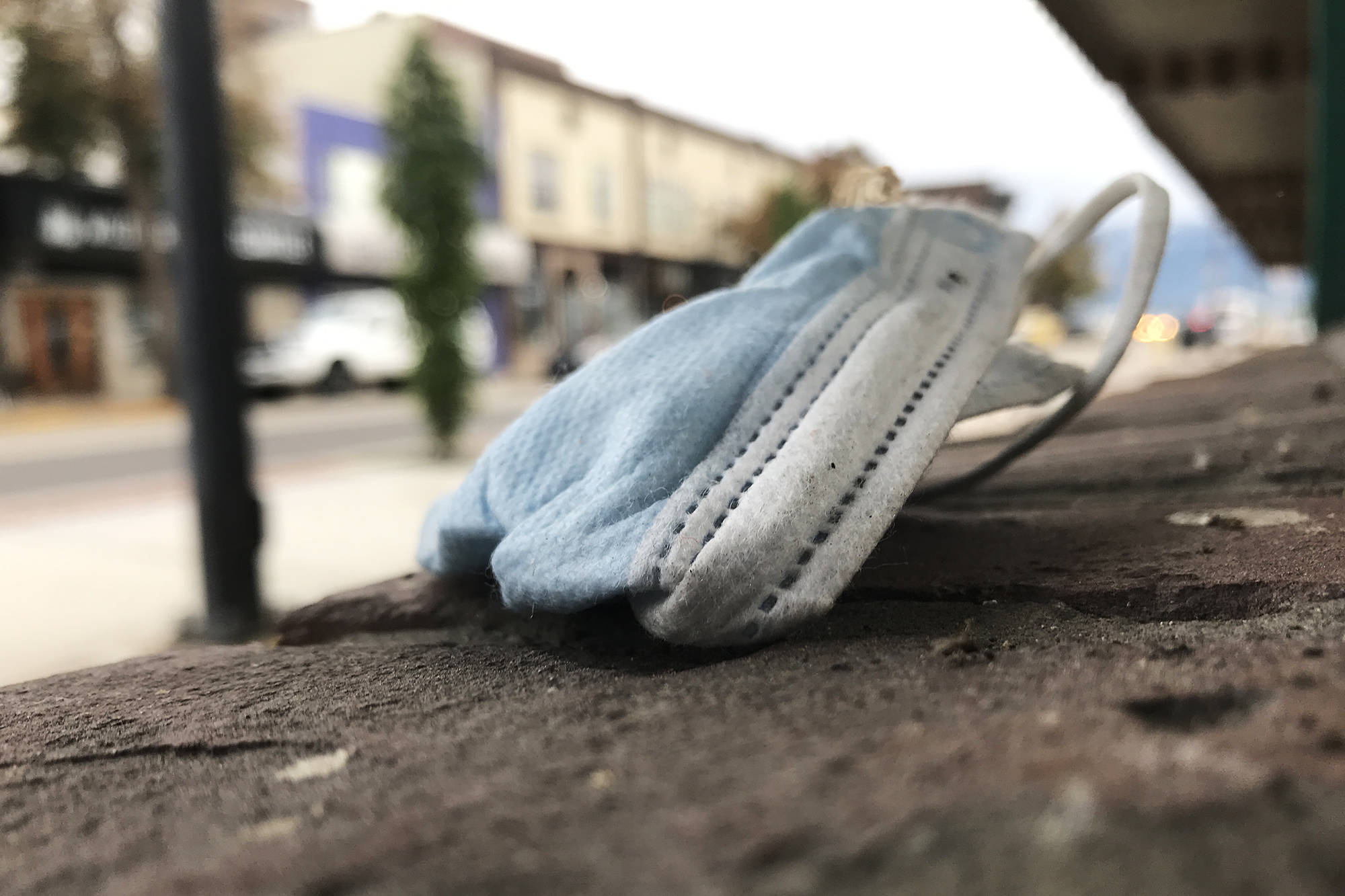 A disposable but improperly discarded face mask sits on a wall outside a downtown Salmon Arm business. (Lachlan Labere-Salmon Arm Observer)