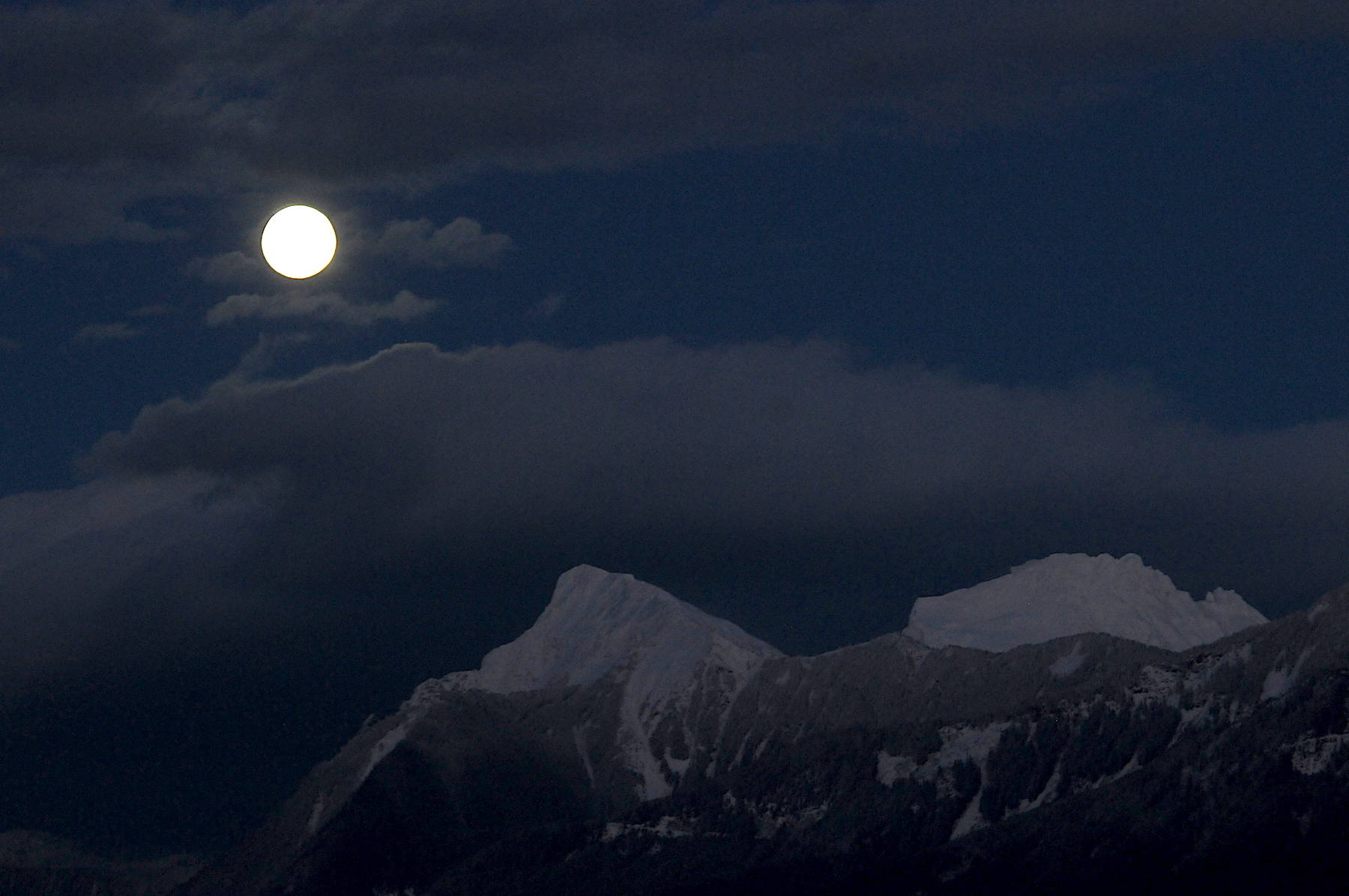 A full moon rises over Mt. Cheam on Saturday, Feb. 8, 2020. (Jenna Hauck/ The Progress)