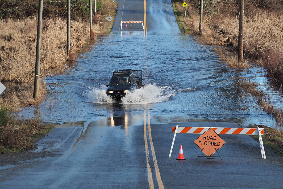 Flooding on Macmillan Road in Cedar didn’t deter some drivers on Sunday. (ChrisBush/NewsBulletin)