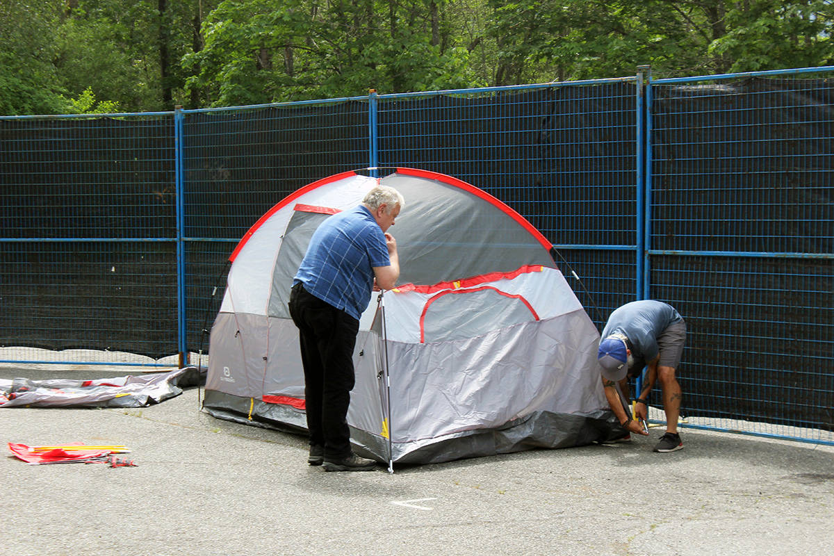 North Cowichan Mayor Al SIebring helps Chris Istace to put up a tent at the site of one of the homeless camps installed in 2020. (Photo by Don Bodger)