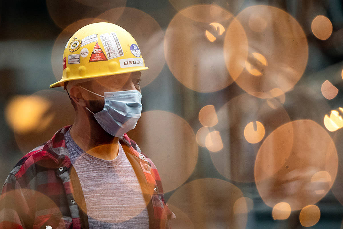A construction worker wearing a face mask to help curb the spread of COVID-19 in downtown Vancouver, on Sunday, November 22, 2020. THE CANADIAN PRESS/Darryl Dyck