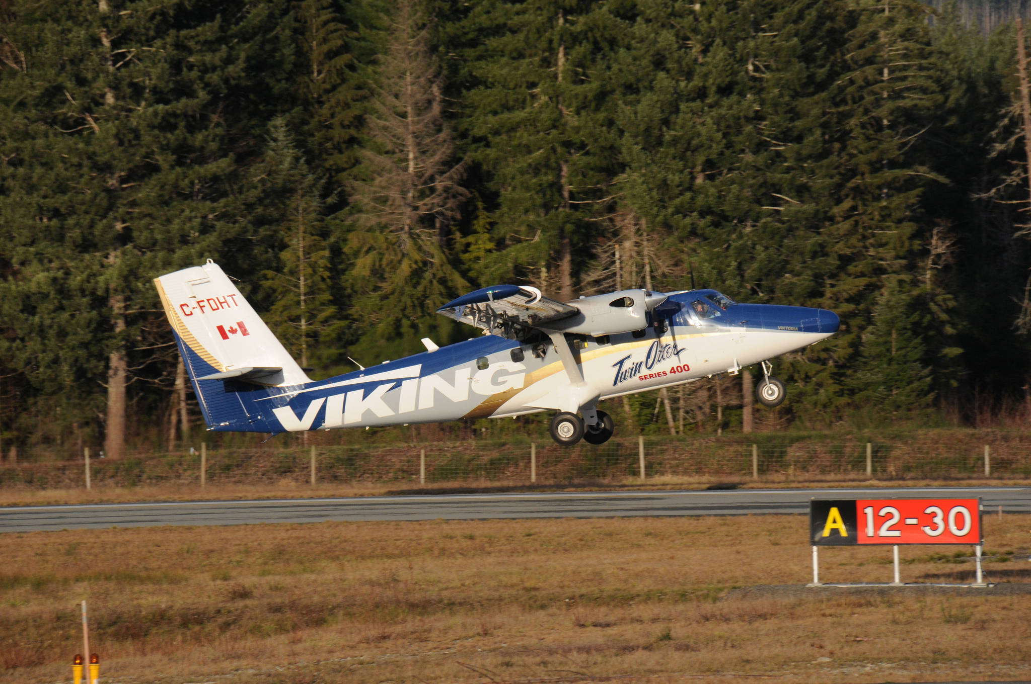 A Viking Air Twin Otter takes off midway down the runway at the Alberni Valley Regional Airport on Jan. 13, 2021 during a series of training flights. (SUSAN QUINN/ Alberni Valley News)