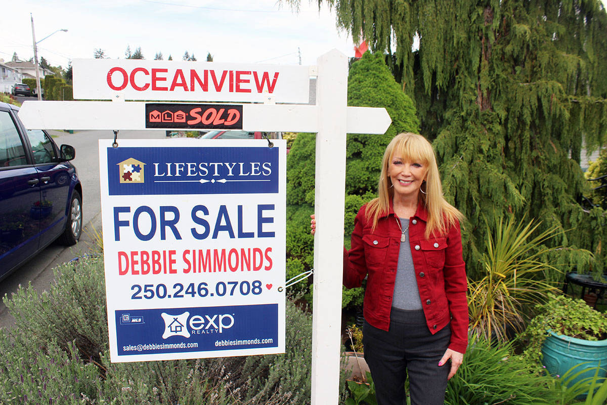 Sign of the times: this property on View Street in Chemainus that exp Realty’s Debbie Simmonds had listed at $599,000 sold for $650,000. (Photo by Don Bodger)