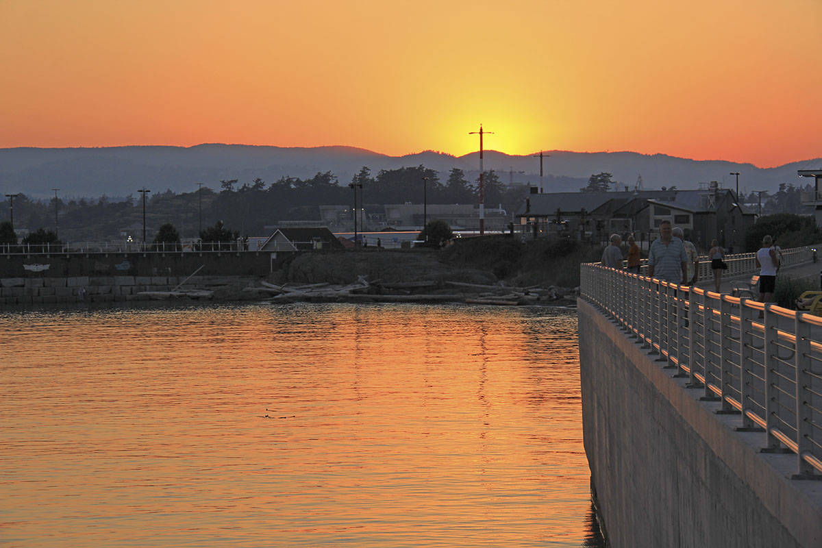 The sky glowed a deep orange Monday night just before the sun set below the horizon. (Jane Skrypnek/News Staff)