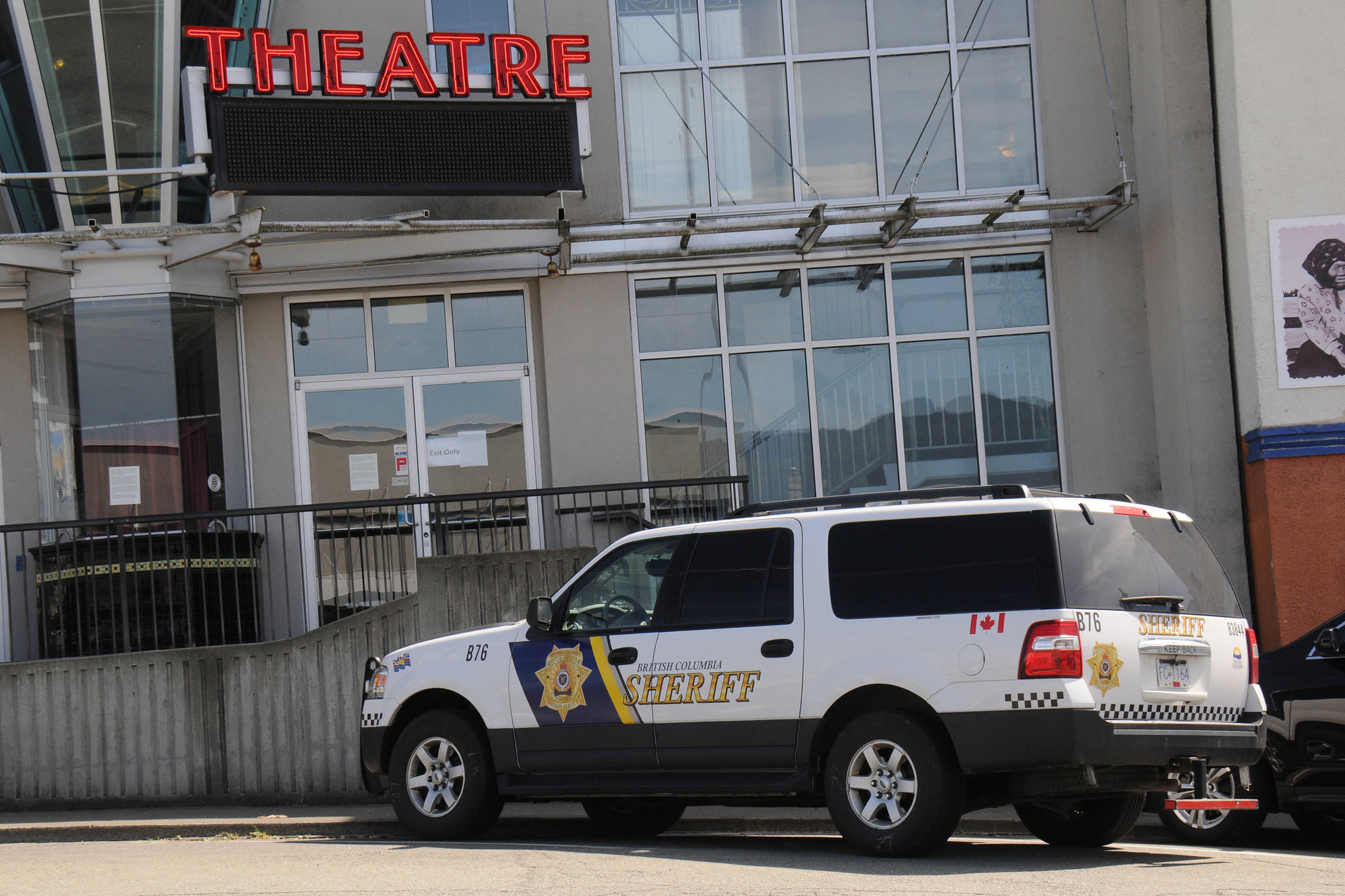 A sheriff’s car sits out front of the Capitol Theatre on Argyle Street in Port Alberni, where a coroner’s inquest into the 2016 death of 18-year-old Jocelyn George is taking place. (June 23, 2021) (SUSAN QUINN/ Alberni Valley News)