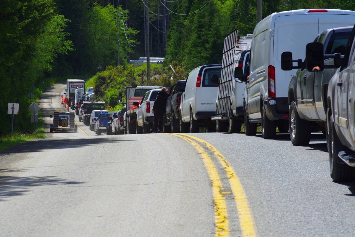 Vehicles wait for the road to open at the Kennedy Hill safety improvement construction site. (George Fifield photo)
