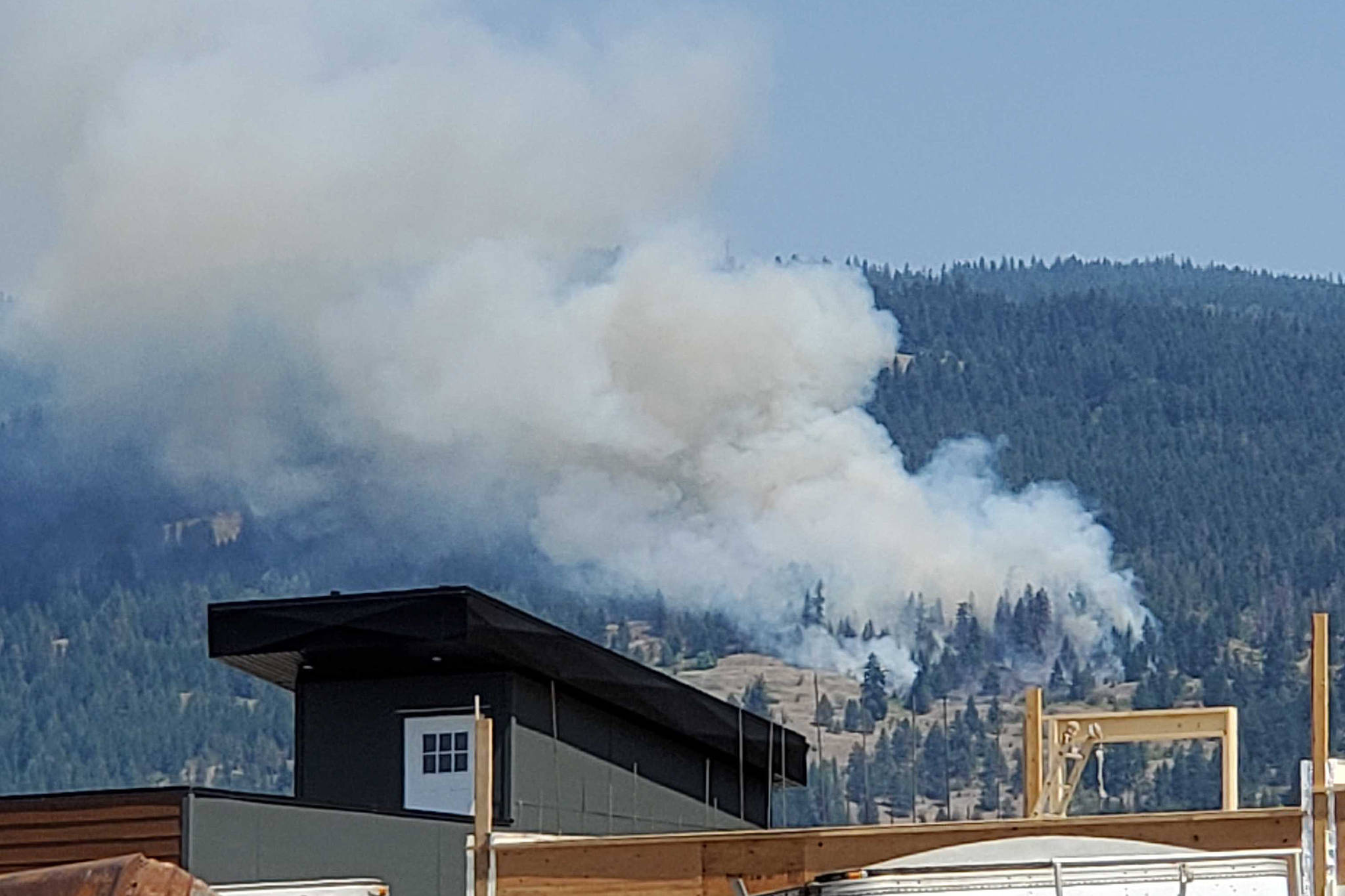 The fire currently burning above Pottery Road in Vernon. (Roger Knox - Vernon Morning Star)