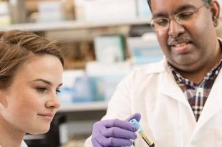 Dr. Kizhakkedathu and Dr. Siren working in a UBC lab (Paul Joseph/UBC)