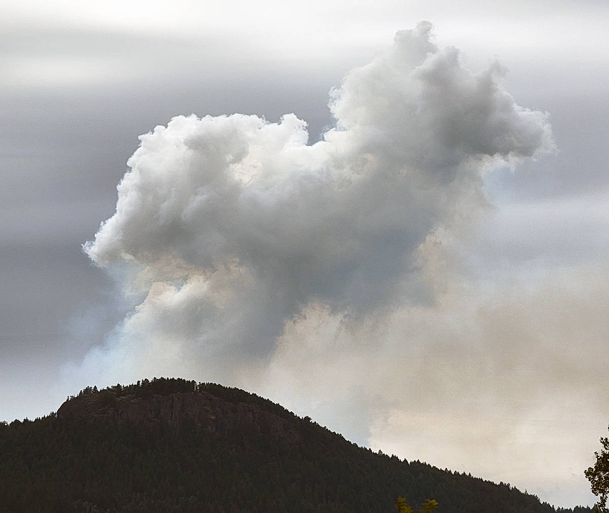 The Copper Canyon fire as it looked from behind Mount Prevost in the early stages. (Photo by Bud Gagnon)