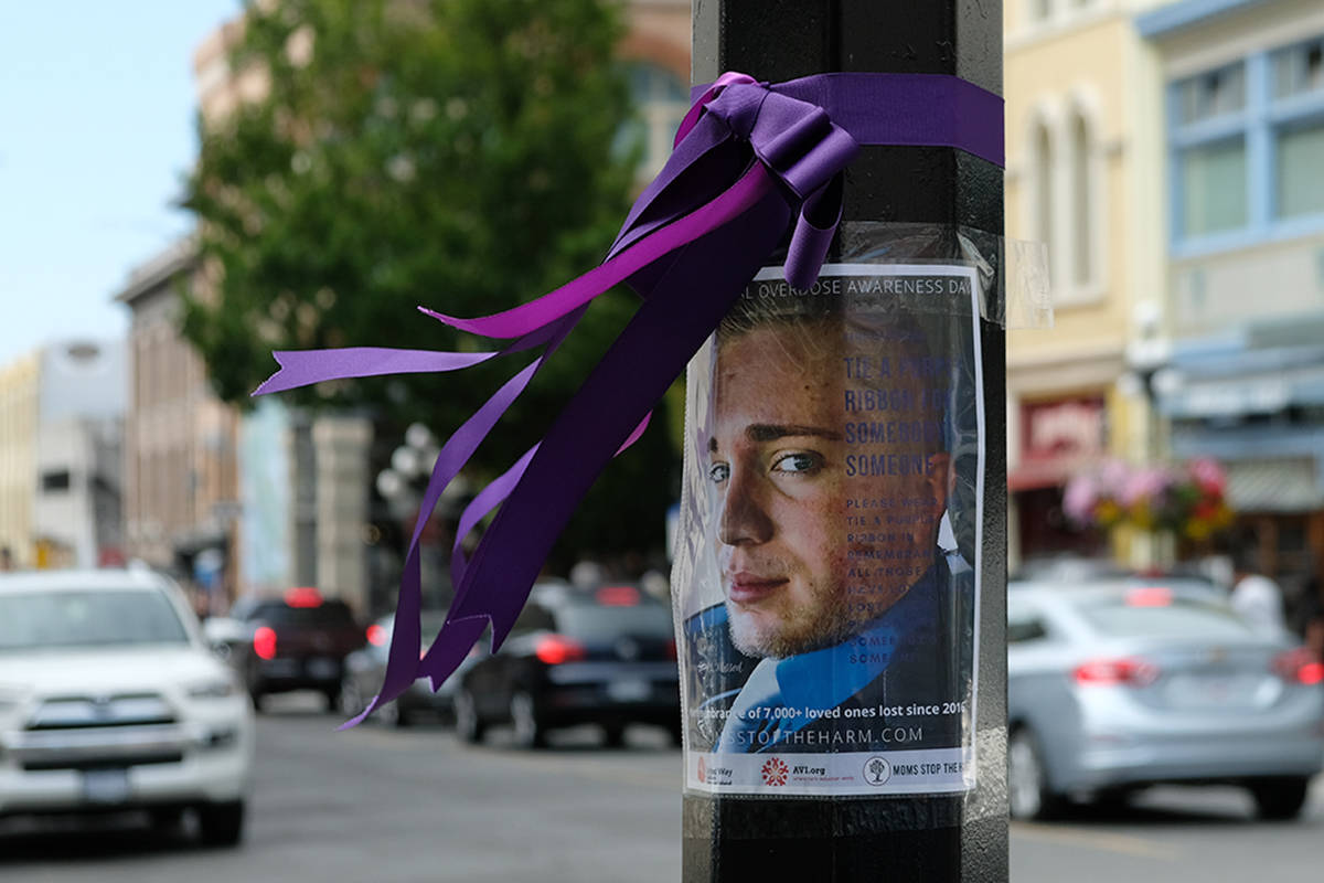 Moms Stop the Harm have tied ribbons around lamp posts with pictures of loved ones who have died from drug overdoses. The ribbons are both a memorial and call for action. (Zoe Ducklow/News Staff)