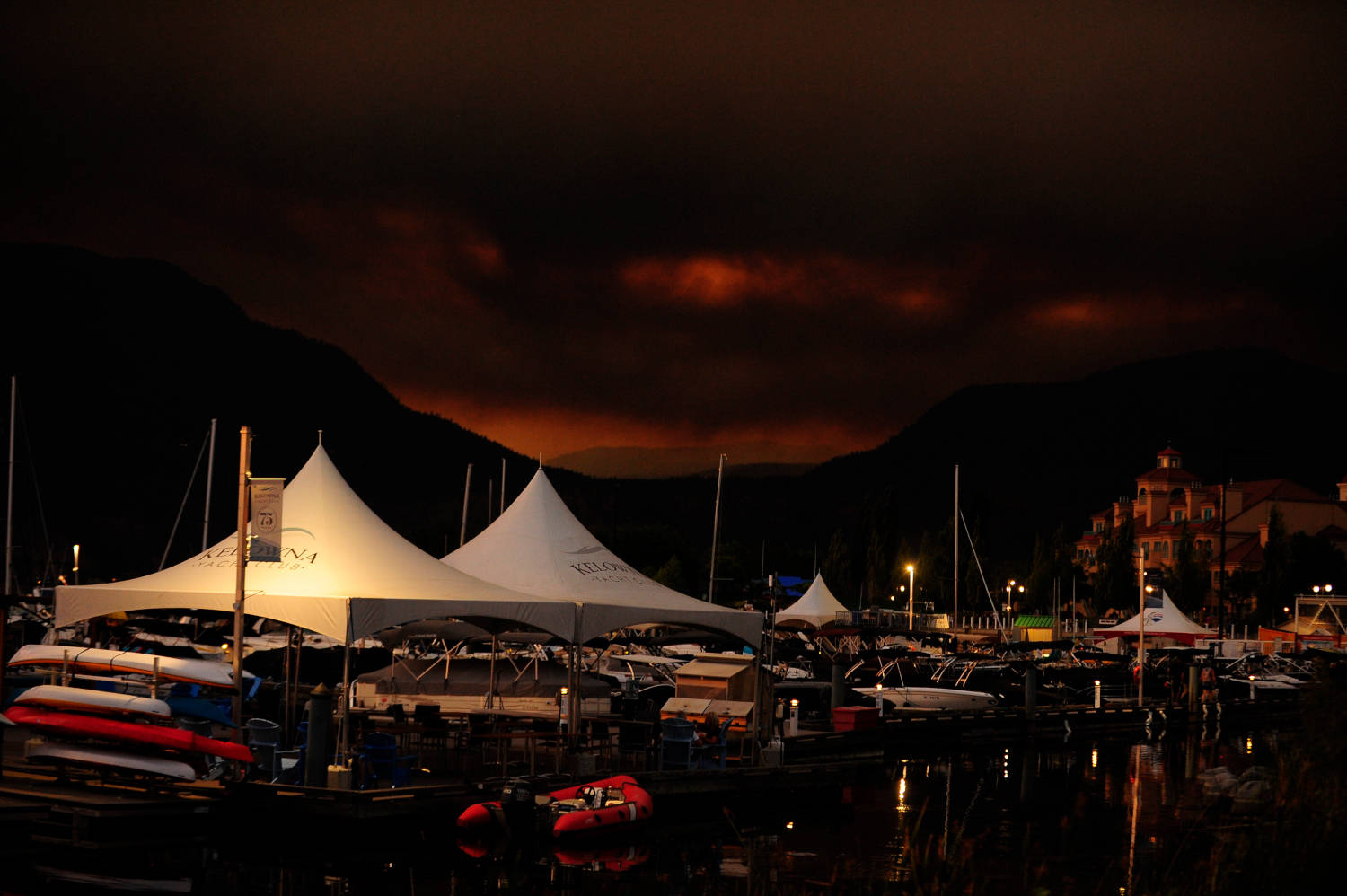 Downtown Kelowna waterfront, looking north toward the White Rock Lake fire on Aug. 15, 2021. (Michael Rodriguez/Kelowna Capital News)