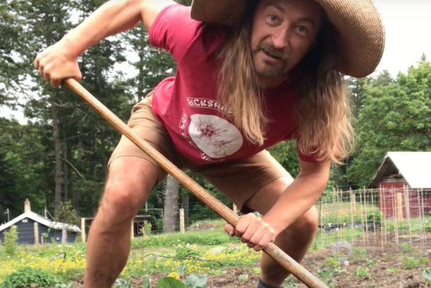 Jesse Roper tackles weeds in his garden to kick off the 2021 season of What’s In My Garden Man? (YouTube/Whats In My Garden)