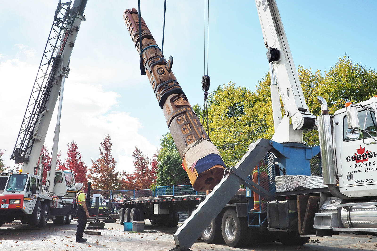 A new welcome pole carved by Snuneymuxw carver Noel Brown is put in place Monday, Sept. 27, at Maffeo Sutton Park. A ceremony will be held Thursday, Sept. 30, during an event called Honouring Our Children and Survivors on National Day for Truth and Reconciliation from 10 a.m.-2 p.m. at the park. (Chris Bush/News Bulletin)