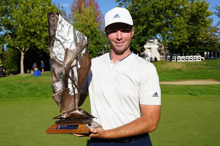 Callum Davison hoists the GolfBC Championship trophy. (Mackenzie Tour photo)