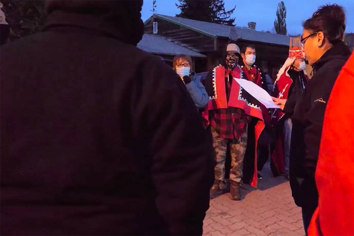 Gitanmaax chief councillor Tracey Woods, reads out the band’s decision to the social workers who had come to take back a six-year-old girl from the reserve. ( Git’luuhl’um’hetxwit/ Facebook)