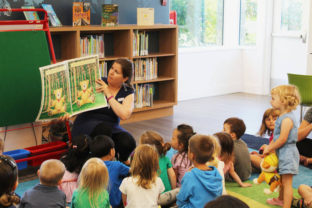 Virginia MacLeod reads to children during storytime at the Sidney/North Saanich Regional Library. The library is hosting multiple holiday themed events this month. (Black Press Media file photo)