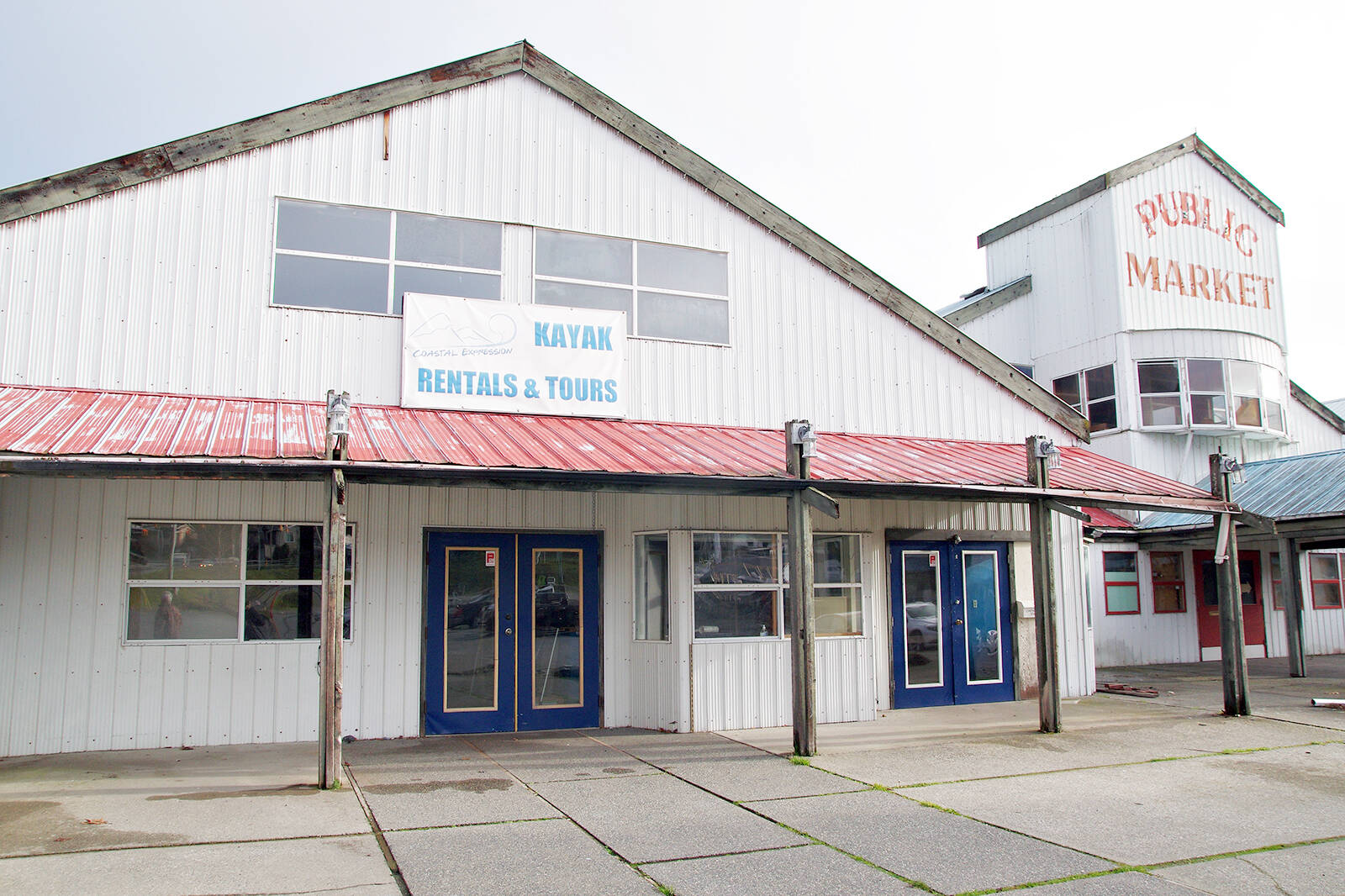 Snuneymuxw First Nation intends to open a cannabis retail store on Stewart Avenue in January. (News Bulletin photo)